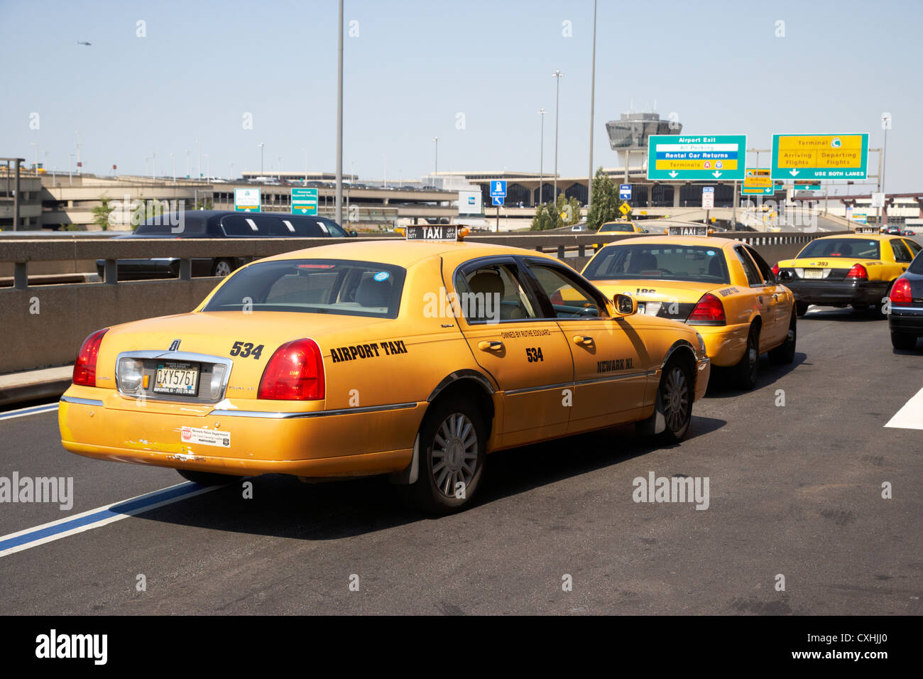 gelben Taxis Taxis vom Flughafen in Newark Liberty Flughafen New Jersey usa Stockfoto