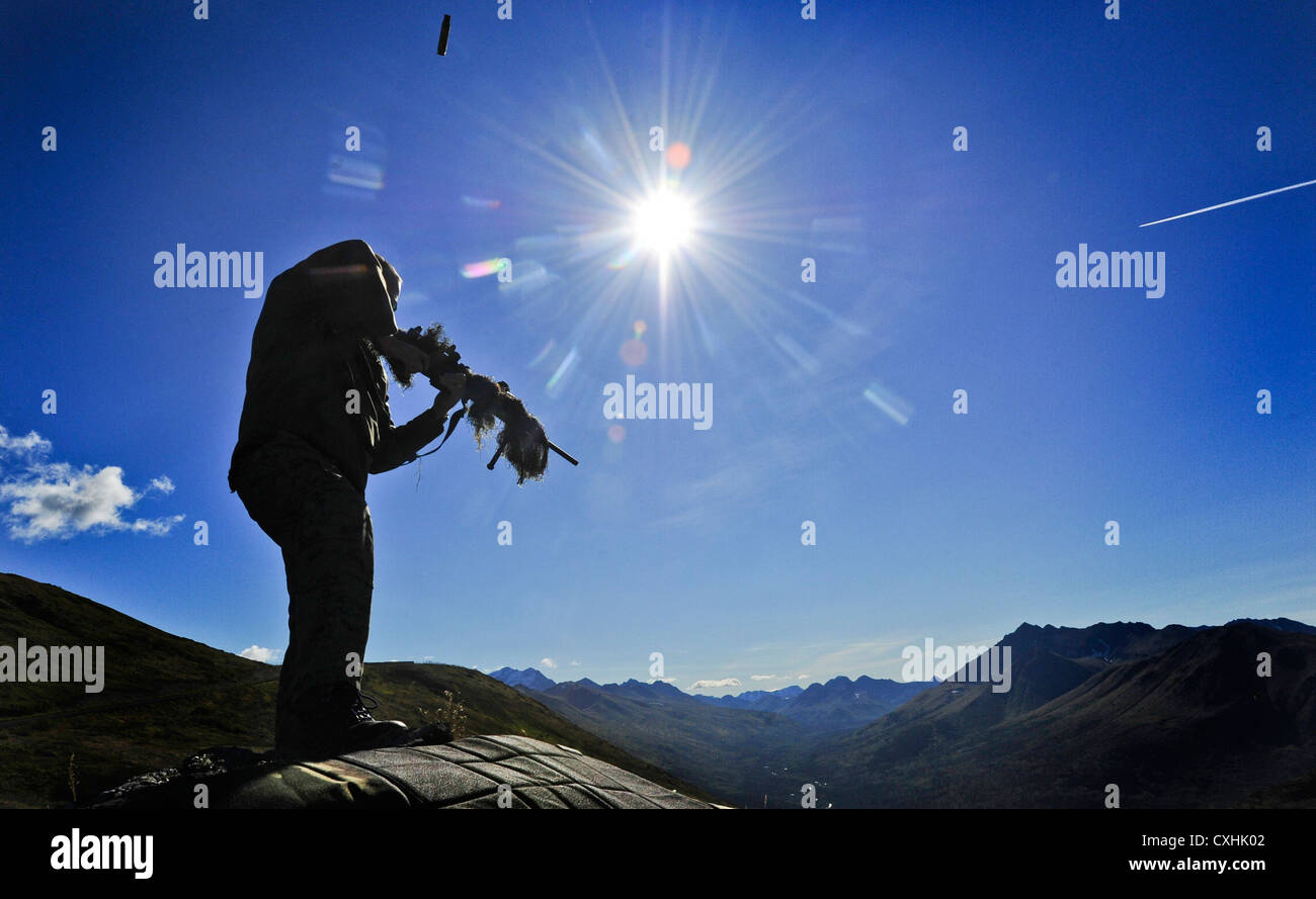Anchorage Polizei Abteilung spezielle Waffen und Taktiken (SWAT) Team Offiziere Zug auf dem High-Angle Sniper Strecke am Joint Base Elmendorf-Richardson, Dienstag, August 28, 2012. Die spezialisierte Ausbildung bereitet die Offiziere für mehrere Szenarien, in denen die Treffsicherheit und Aufklärung notwendig sein kann. Stockfoto