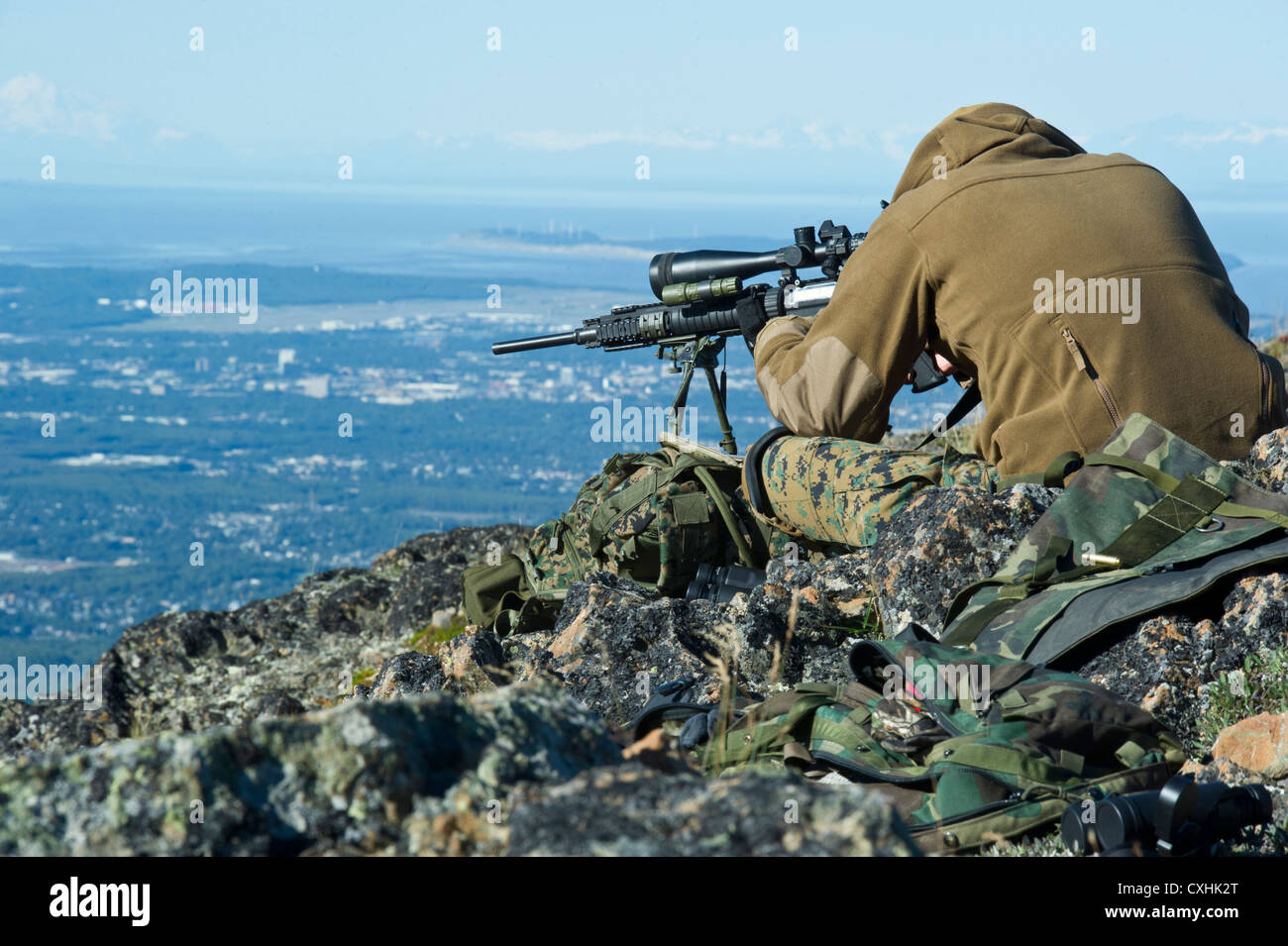 Gemeinsame Basis ELMENDORF - Richardson, Alaska - Anchorage Polizei Abteilung spezielle Waffen und Taktiken (SWAT) Team Offiziere Zug auf dem High-Angle Sniper Strecke am Joint Base Elmendorf-Richardson, Dienstag, August 28, 2012. Die spezialisierte Ausbildung bereitet die Offiziere für mehrere Szenarien, in denen die Treffsicherheit und Aufklärung notwendig sein kann. Stockfoto