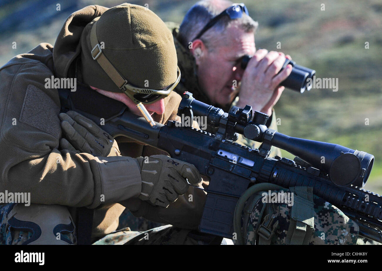 Gemeinsame Basis ELMENDORF - Richardson, Alaska - Anchorage Polizei Abteilung spezielle Waffen und Taktiken (SWAT) Team Offiziere Zug auf dem High-Angle Sniper Strecke am Joint Base Elmendorf-Richardson, Dienstag, August 28, 2012. Die spezialisierte Ausbildung bereitet die Offiziere für mehrere Szenarien, in denen die Treffsicherheit und Aufklärung notwendig sein kann. Stockfoto