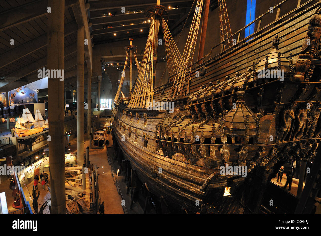 Mit Blick auf das Modell und die original erhaltenen Kriegsschiff Vasa im Vasa-Museum in Djurgarden Stockholm, Stockholms Lan, Schweden Stockfoto