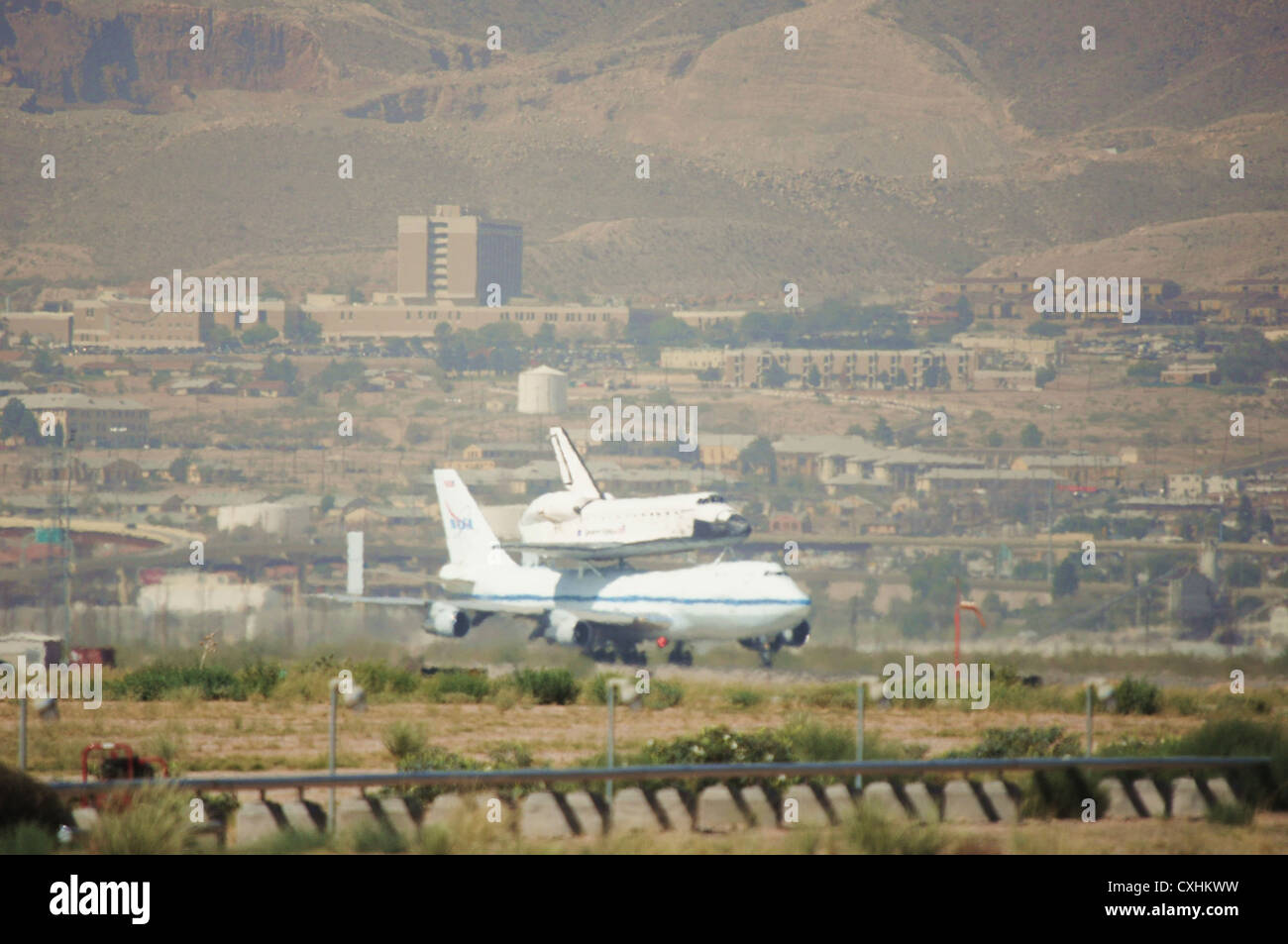 Das NASA-Raumschiff Endeavour, das auf einer modifizierten Boeing 747–100 montiert ist, verlässt den Biggs Army Airfield für seine Reise zur Edwards Air Force Base und schließlich zum California Science Center. Das Shuttle wird nach Abschluss seiner Weltraumexplorationsmission stillgelegt. Stockfoto