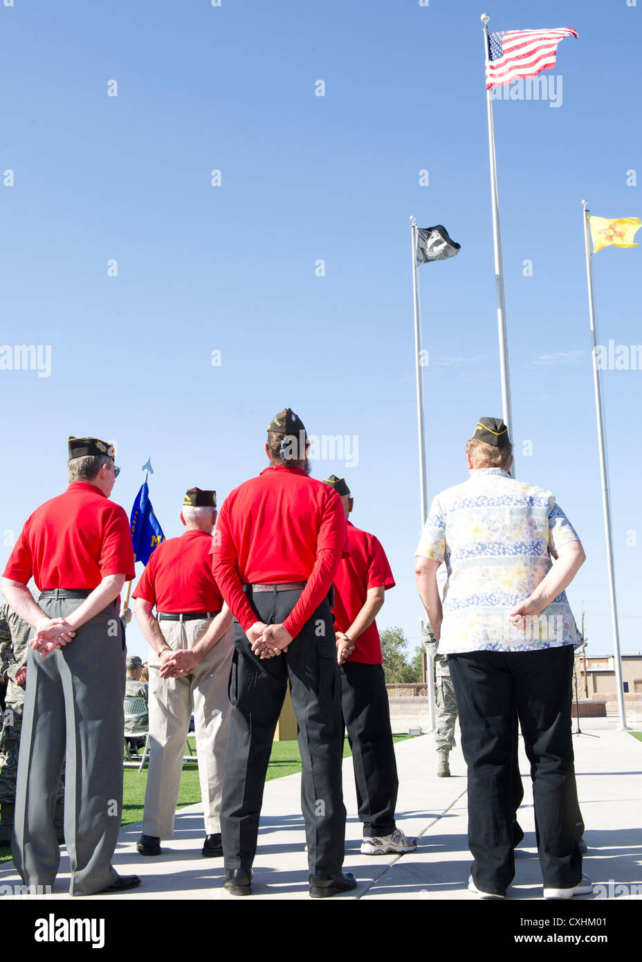 Veteranen von Alamogordo Veterans of Foreign Wars Post No. 10603 nehmen an der Kriegsgefangenenanerkennungszeremonie auf der Holloman Air Force Base Teil, um diejenigen zu ehren, die dienten, gefangen genommen oder vermisst wurden. Stockfoto