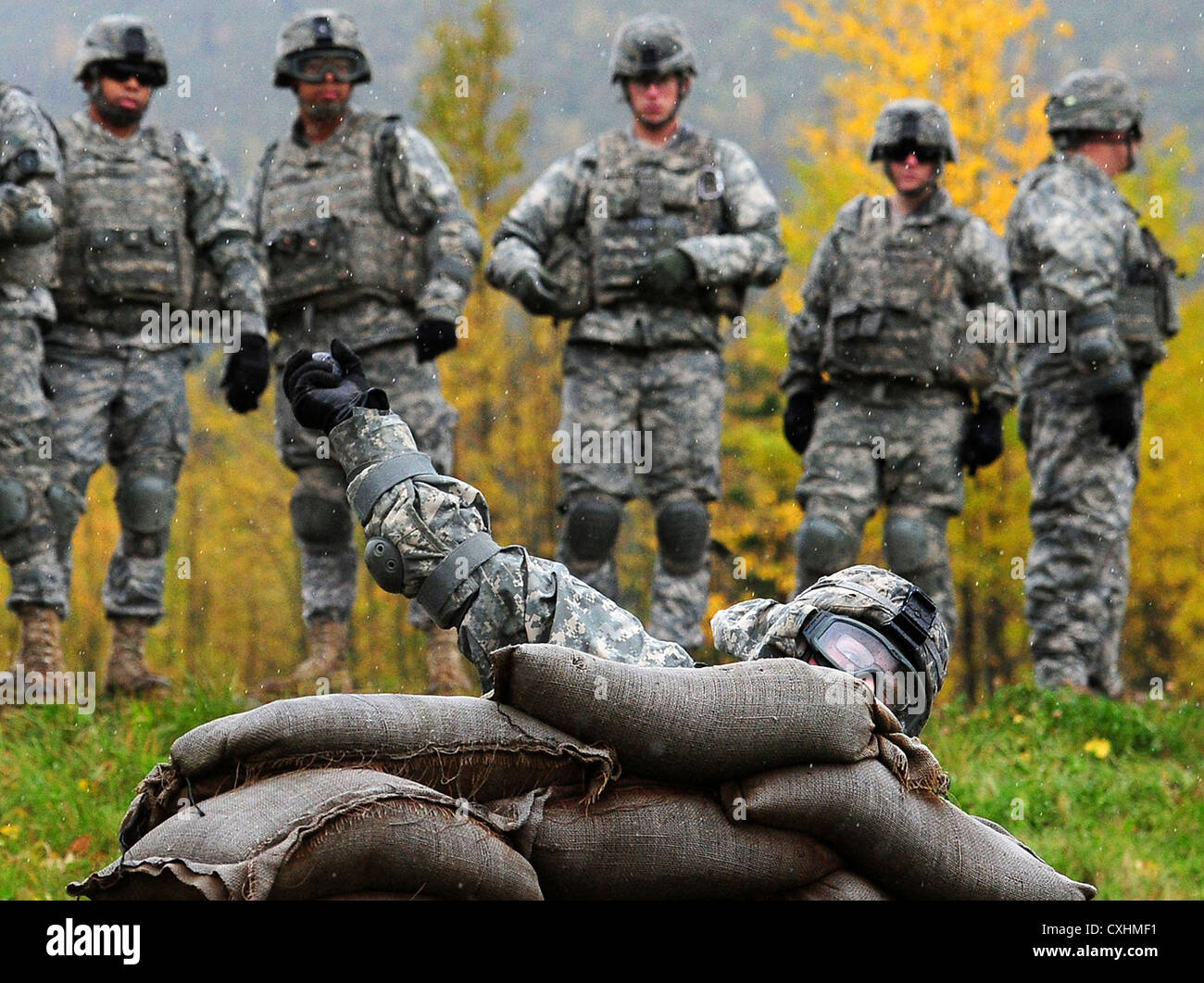 John Long von der 545. Militärpolizeikompanie übt das Werfen von Handgranaten auf der Joint Base Elmendorf-Richardson, Alaska, als Teil einer Trainingsübung, um die Granatfähigkeiten der Soldaten zu erneuern. Stockfoto