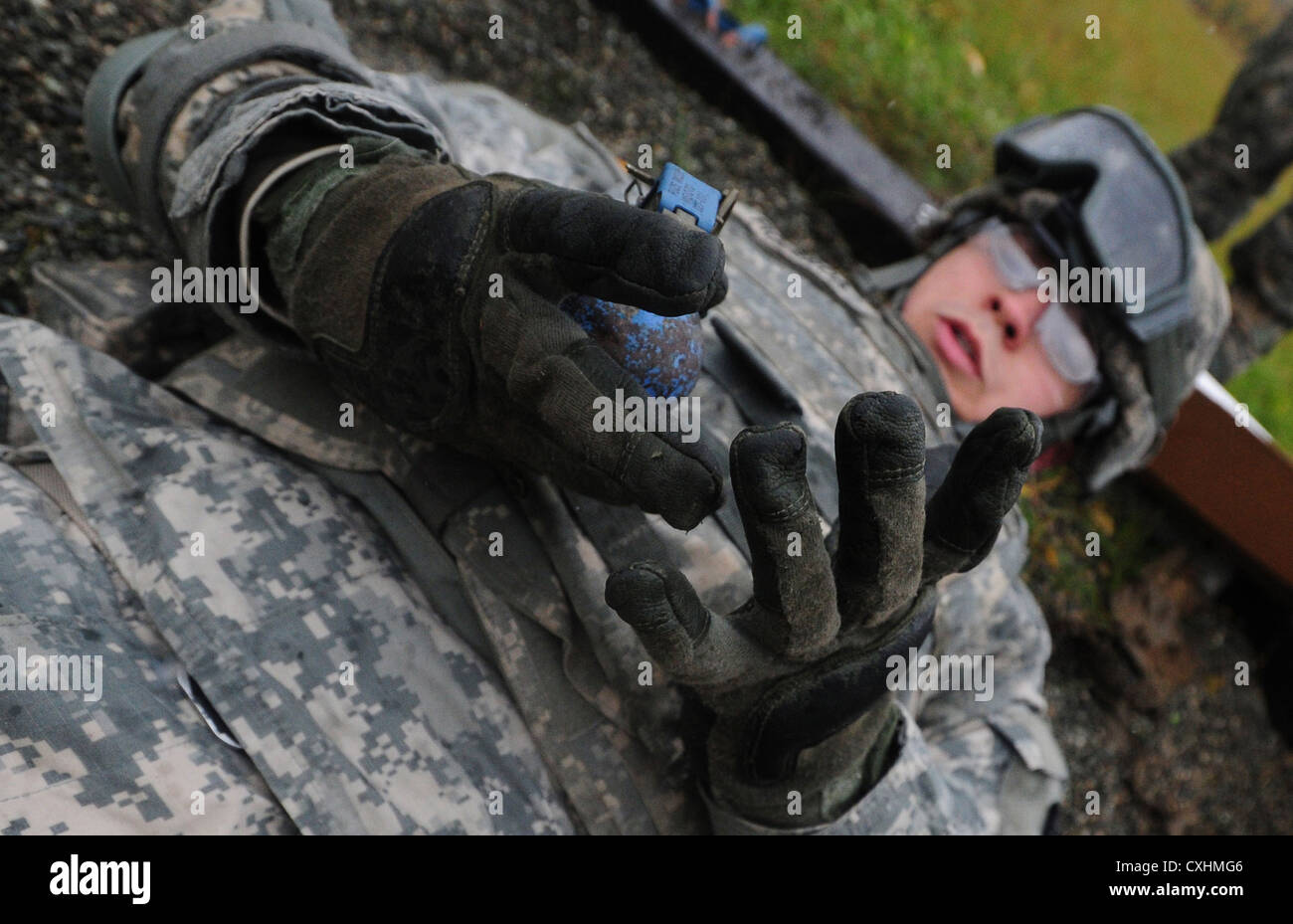 Marcus Figueroa von der 545. Militärpolizeikompanie übt Handgranaten auf der Joint Base Elmendorf-Richardson, Alaska aus. Stockfoto