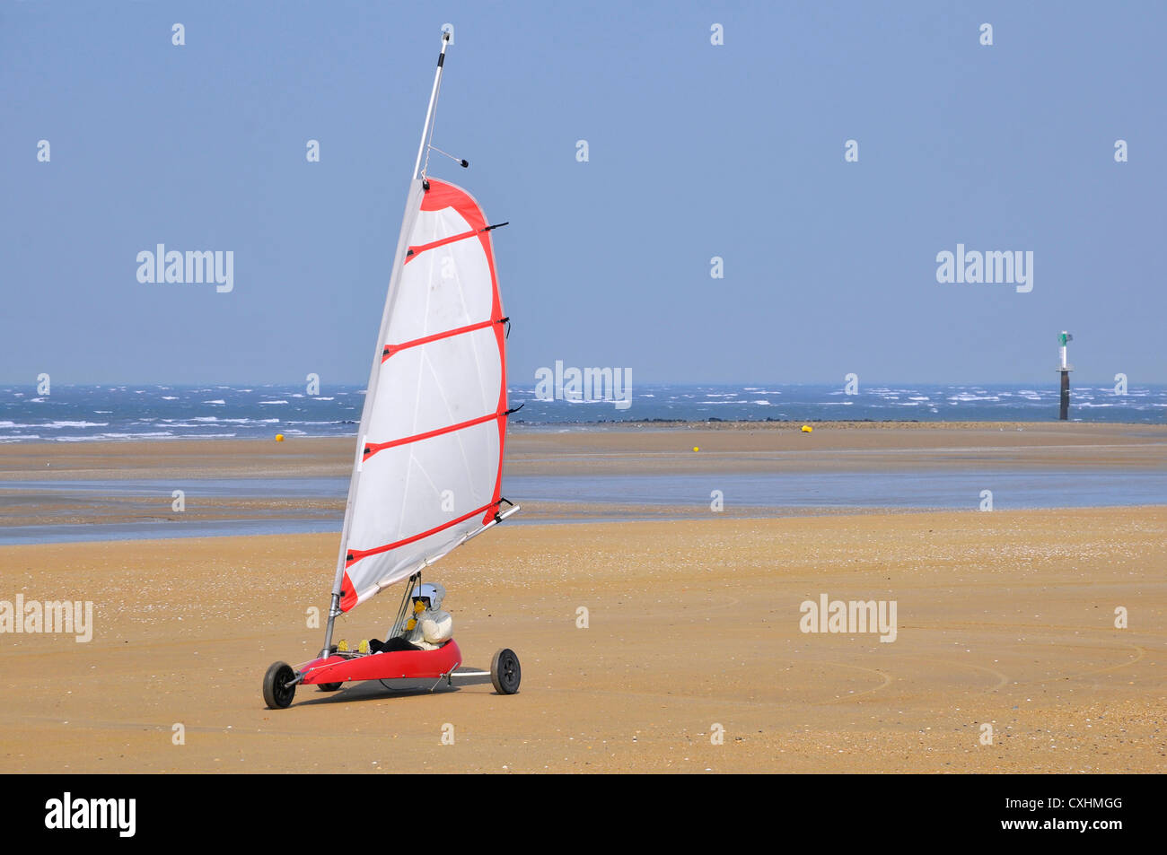 Land Segeln auf den Strand von Ouistreham im Département Calvados in der Region Basse-Normandie im Nordwesten Frankreichs. Stockfoto