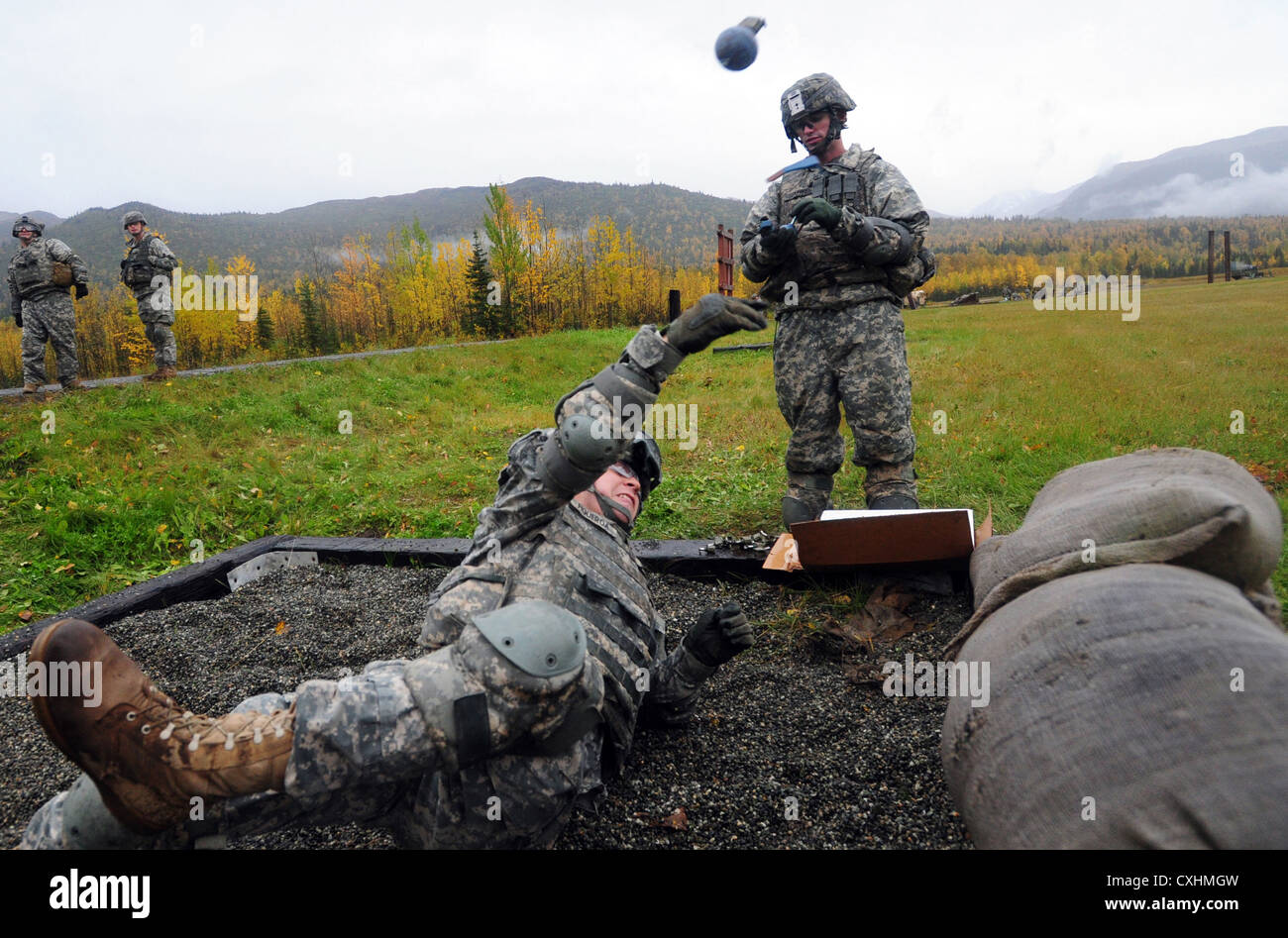 Marcus Figueroa und Spezialist Michael Gaffney, beide von der 545. Militärpolizeikompanie, führen Handgranaten auf der Joint Base Elmendorf-Richardson, Alaska, während eines Trainings durch, um die Kampfbereitschaft zu verbessern. Stockfoto