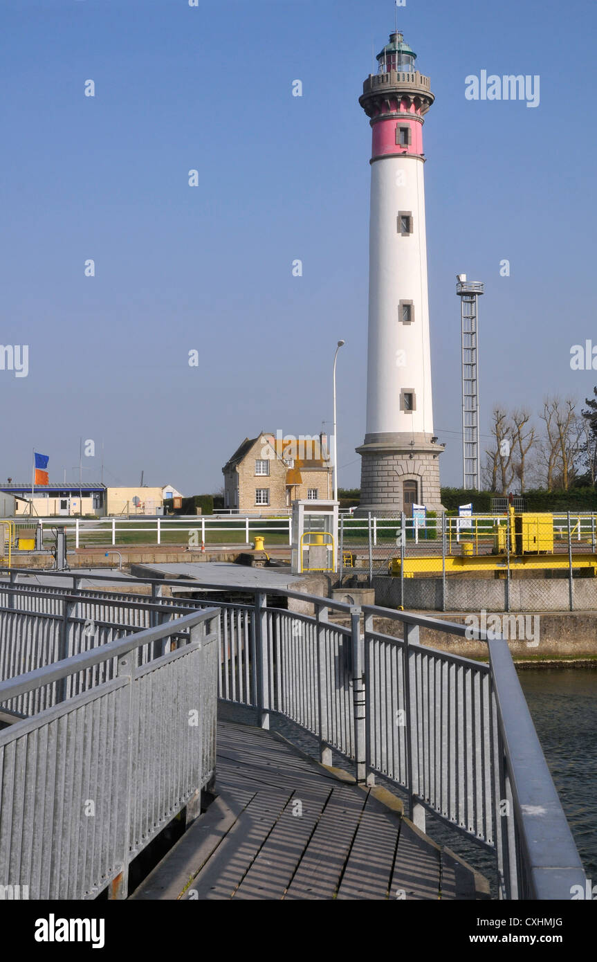 Leuchtturm von Ouistreham im Département Calvados in der Region Basse-Normandie im Nordwesten Frankreichs. Stockfoto