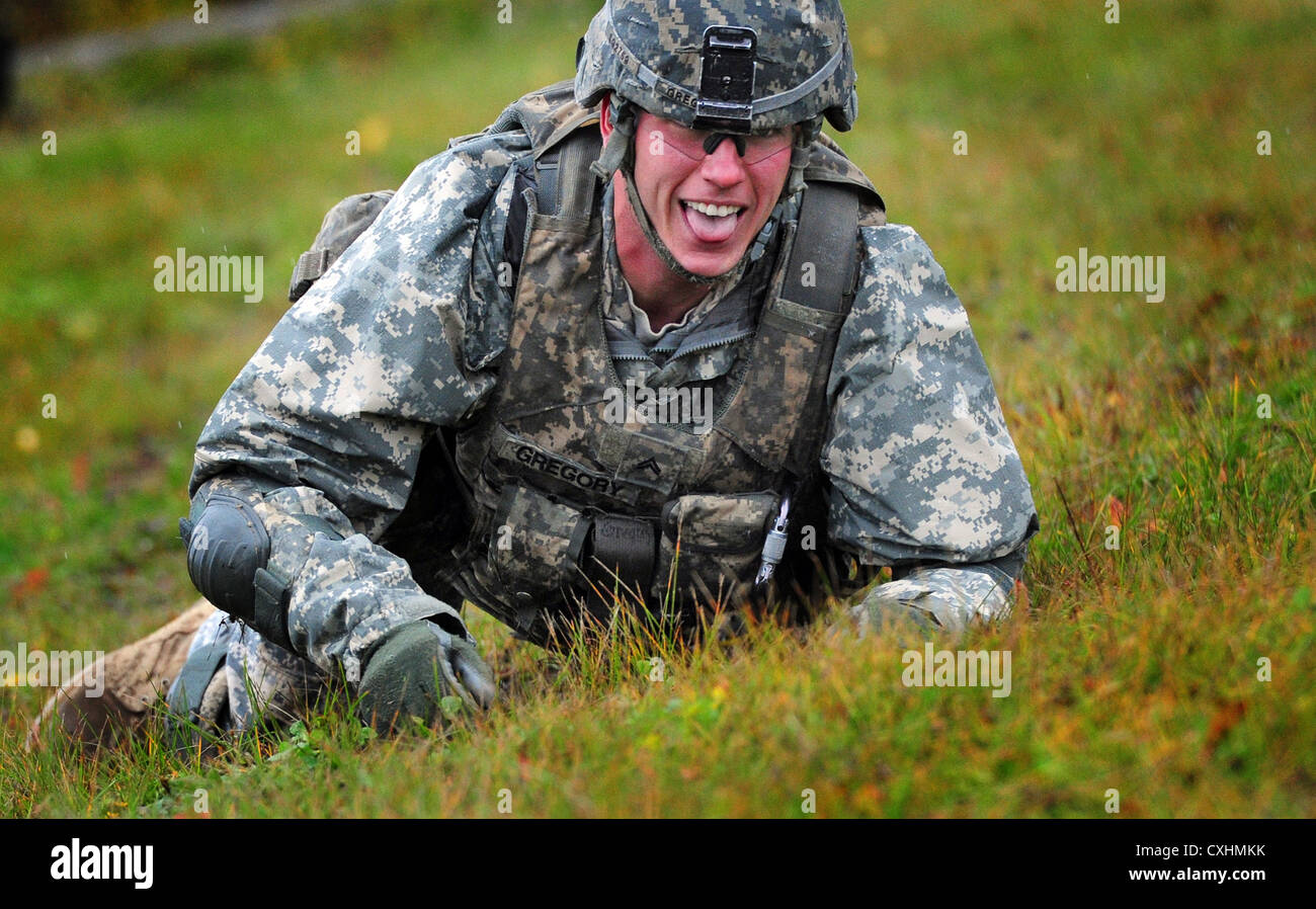 CPL. Sean Gregory von der 545. Militärpolizeikompanie übt während eines Trainings auf der Joint Base Elmendorf-Richardson, Alaska, Granateinsätze aus, um die Fähigkeiten für die realen Operationen zu verbessern. Stockfoto