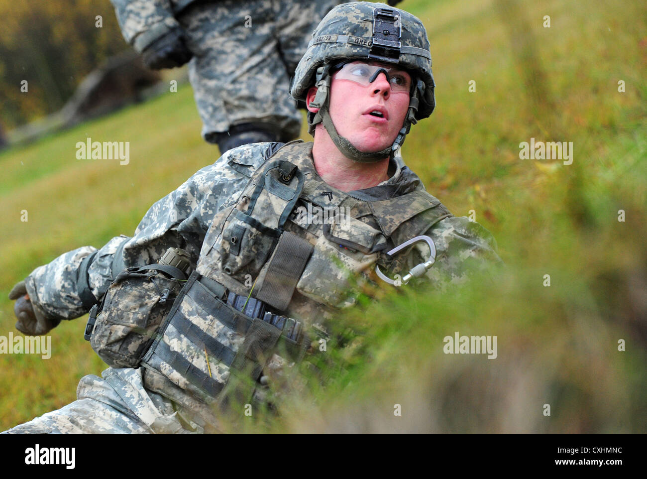 CPL. Sean Gregory von der 545. Militärpolizeikompanie nimmt an der Handgranatenpraxis auf der Kraft Hand Granate Range, Joint Base Elmendorf-Richardson, Alaska, Teil. Soldaten erfrischen ihre Fähigkeiten mit Übungsgranaten, bevor sie live trainieren. Stockfoto