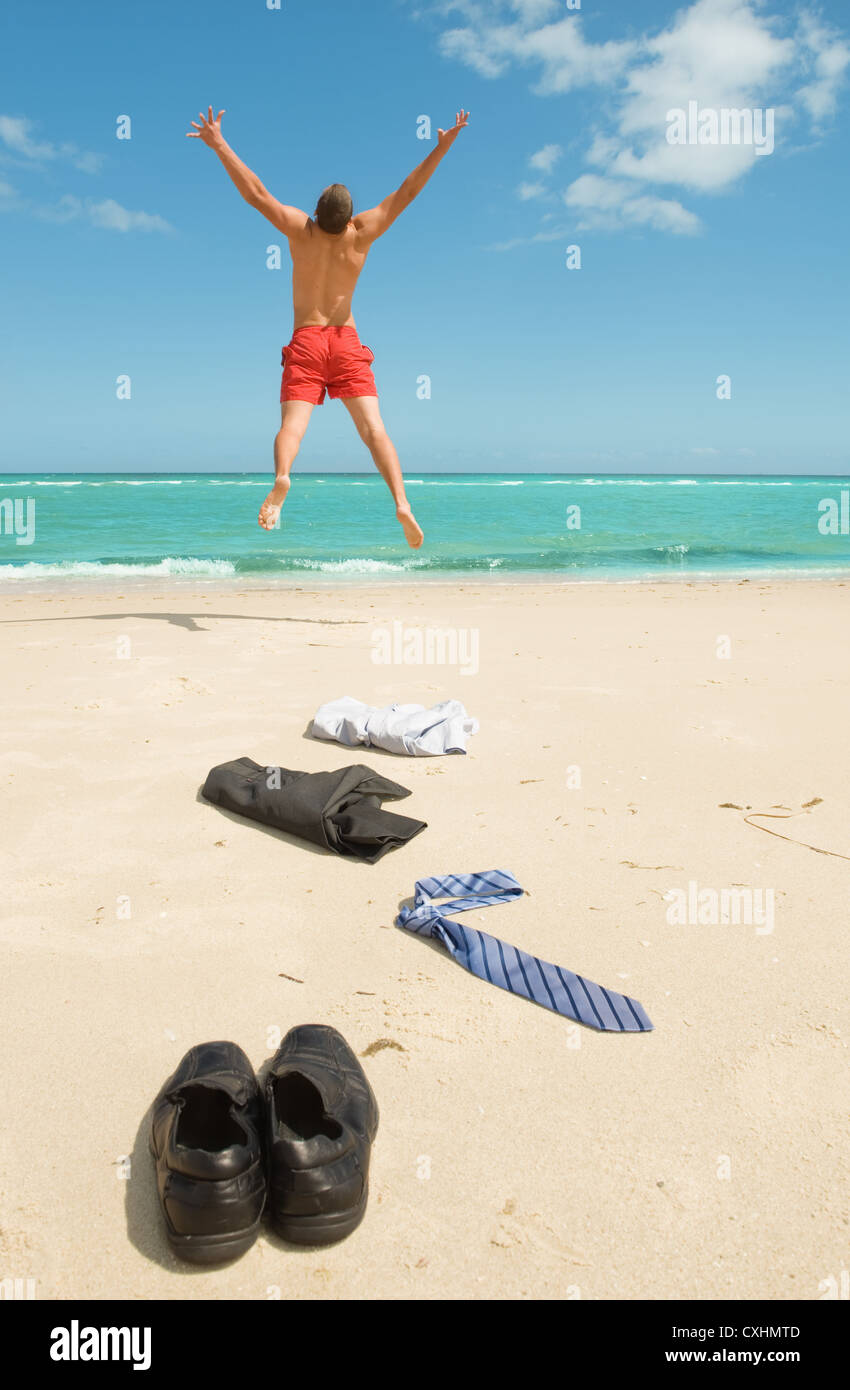 Geschäftsmann am Strand springen Stockfoto