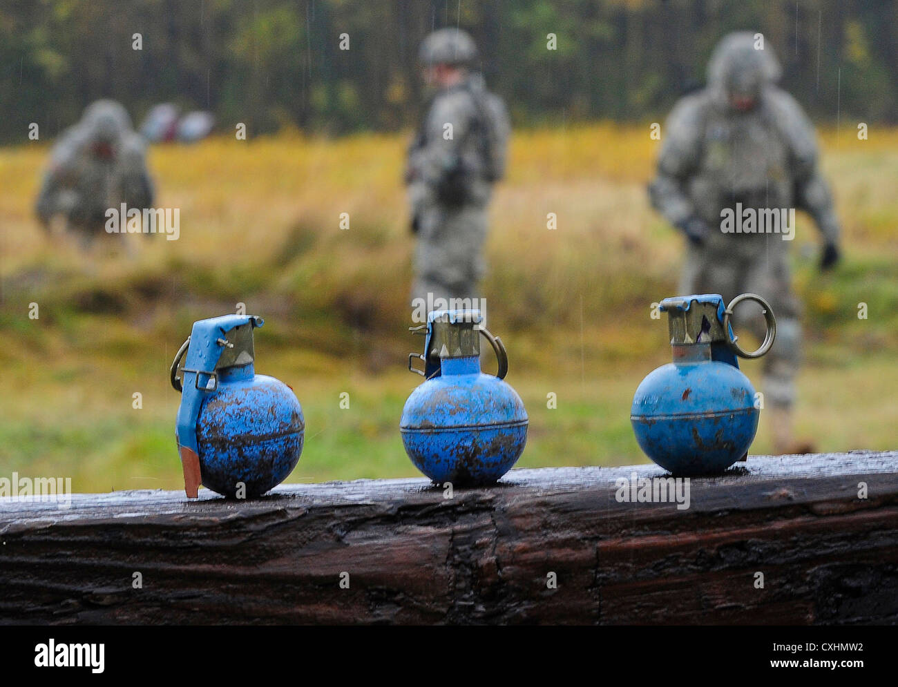 Soldaten der 545. Militärpolizeikompanie suchen nach Übungshandgranaten-Löffeln auf der Kraft Hand Granatgranaten Range auf der Joint Base Elmendorf-Richardson, Alaska. Die Trainingsübung bereitet Soldaten auf den Einsatz von Handgranaten und taktische Simulationen vor, bevor Live-Übungen durchgeführt werden. Stockfoto