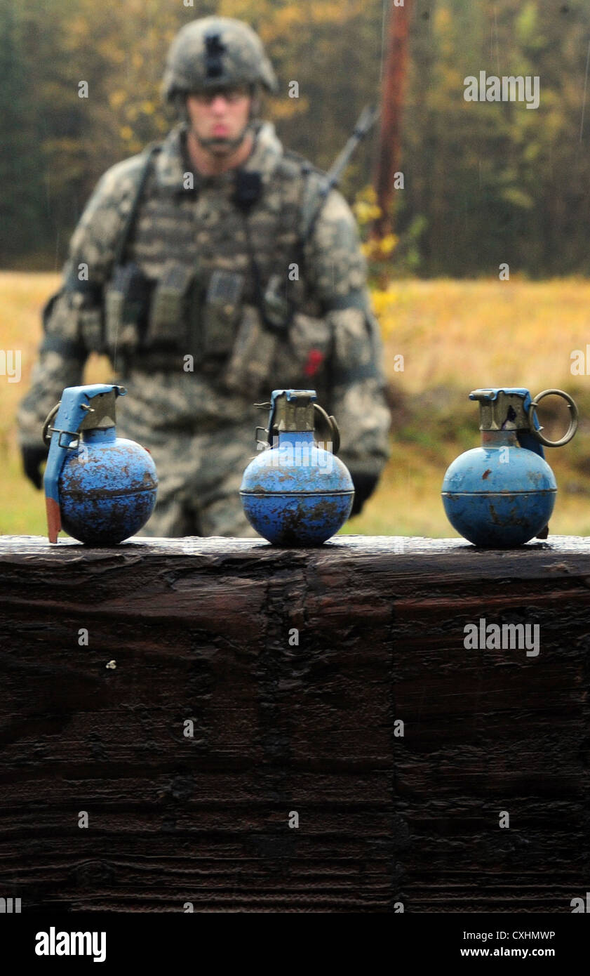 Soldaten der Joint Base Elmendorf-Richardson üben Handgranatentechniken auf der Kraft Range, bereiten sich auf Live-Granatübungen vor und verbessern ihre taktischen Fähigkeiten. Stockfoto