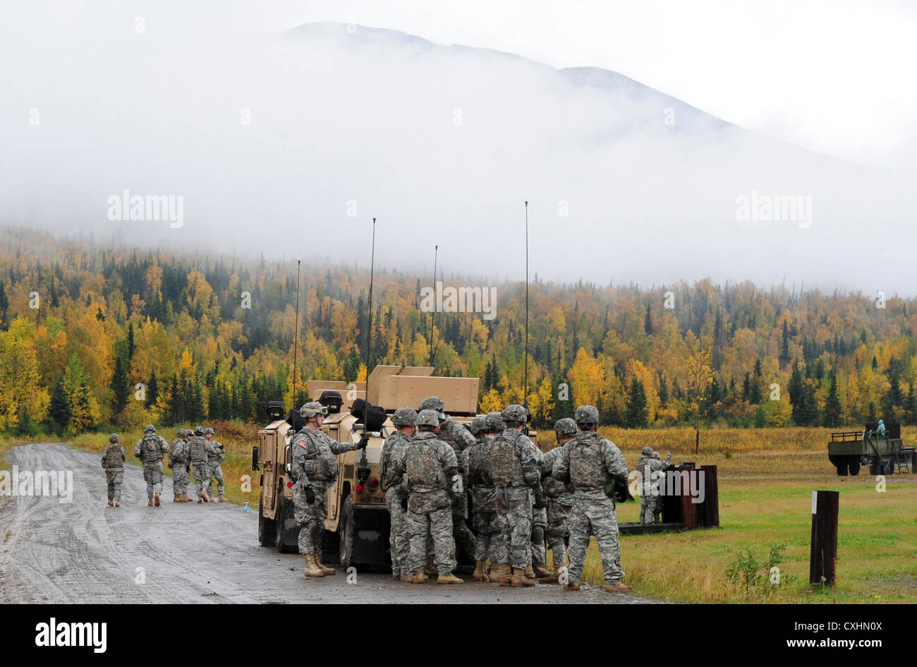 Soldaten der 545. Militärpolizeikompanie auf der Joint Base Elmendorf-Richardson, Alaska, üben Handgranaten aus und verbessern ihre Fähigkeiten in kontrollierten Umgebungen, bevor sie live werfen. Stockfoto