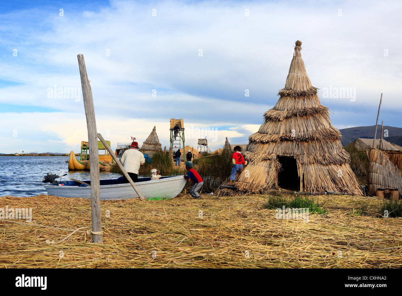 Schwimmende Inseln bewohnt von Uru Menschen, Titicaca-See, in der Nähe von Puno, Peru Stockfoto