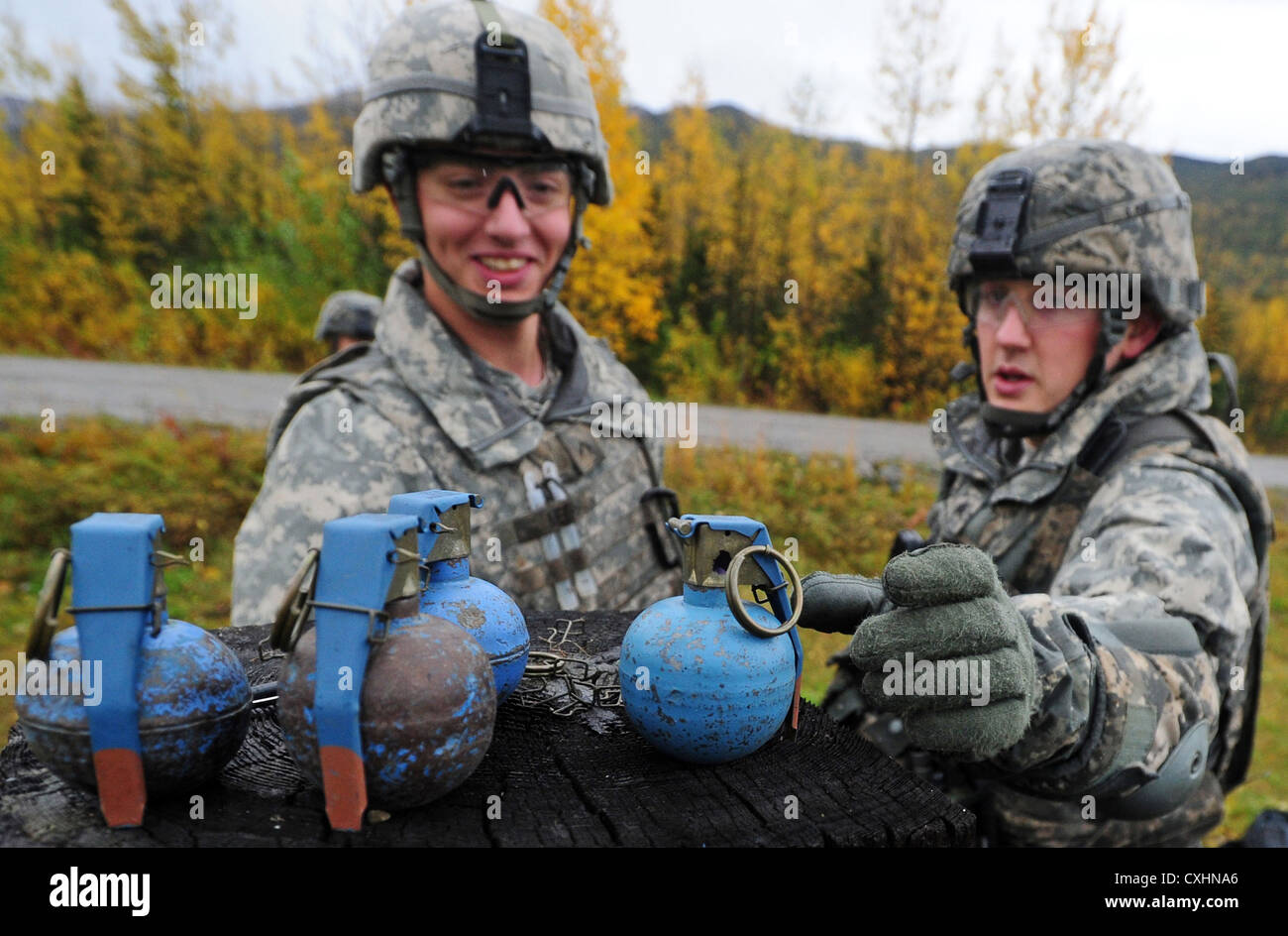 Sgt. Austin Patocka unterrichtet Pvt. Joshua Meeks während des Trainings auf der Joint Base Elmendorf-Richardson, Alaska, im Rahmen von militärischen Bereitschaftsübungen. Stockfoto