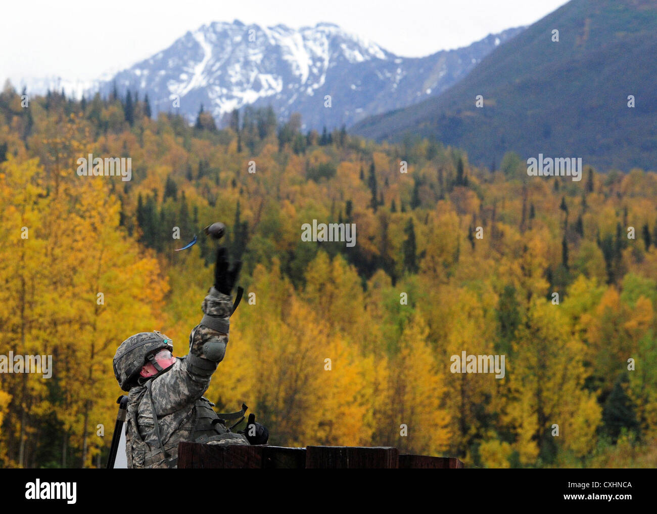 Ethan Williford übt das Werfen einer Handgranate während eines Trainings auf der Kraft Hand Granate Range auf der Joint Base Elmendorf-Richardson. Die Übung ist Teil der Erfrischung der Fähigkeiten der Militärpolizei. Stockfoto