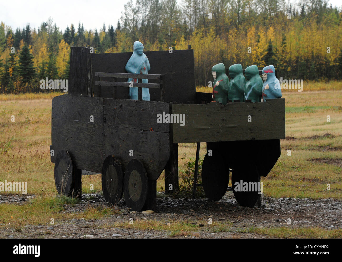 Soldaten der 545. Militärpolizei-Kompanie üben Granatenwerfen und taktische Übungen auf der Kraft Hand Granatgranatfeld in der Joint Base Elmendorf-Richardson, Alaska. Stockfoto