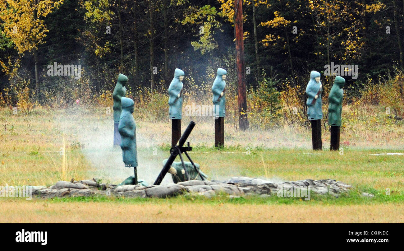 Soldaten der 545. Militärpolizei-Kompanie nehmen an Handgranaten-Training auf der Kraft Hand Granate Range auf der Joint Base Elmendorf-Richardson Teil. Sie üben Granaten-Einsatz und Sicherheitsmaßnahmen, bevor sie Granaten-Übungen durchführen. Stockfoto
