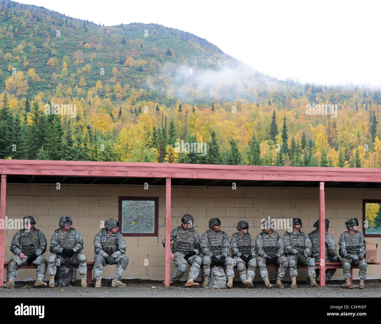 Soldaten der 545. Militärpolizei-Kompanie bereiten sich auf eine Live-Granatübung in der Kraft Hand Granate Range, Joint Base Elmendorf-Richardson, Alaska vor, um ihre taktischen Fähigkeiten zu verbessern. Stockfoto