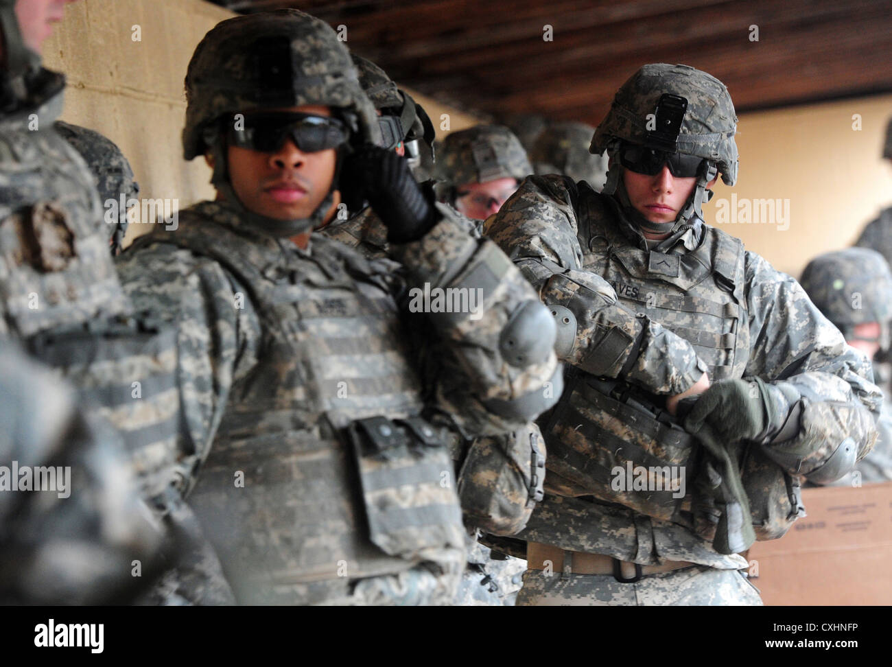 Soldaten der 545. Militärpolizei-Kompanie führen in der Kraft Hand Granate Range, Joint Base Elmendorf-Richardson, Alaska, ein, um die Kampfbereitschaft zu verbessern. Stockfoto