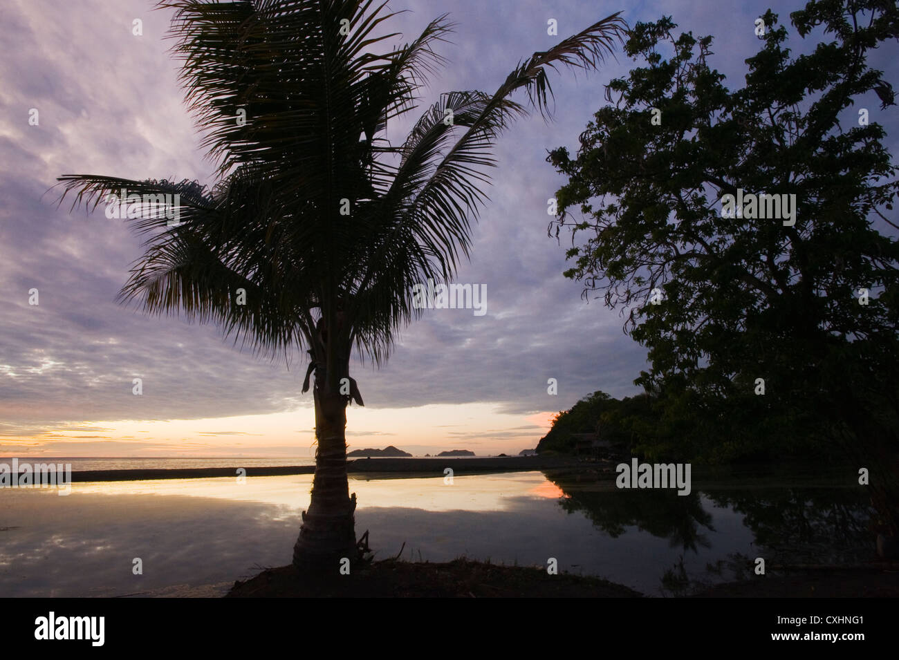 Teku-Lagune und Ozean, Tompotika Halbinsel, Zentral-Sulawesi, Indonesien, Morgendämmerung Stockfoto