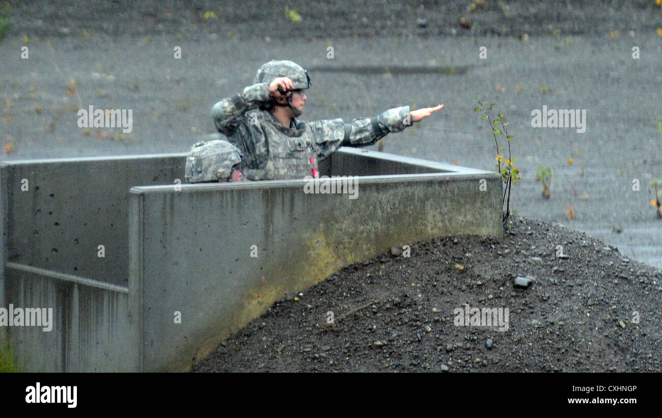 Ein Soldat wirft während eines Trainings auf der Kraft Hand Granate Range, Joint Base Elmendorf-Richardson, Alaska, eine Live-Handgranate, um die Fähigkeiten im Umgang mit Granaten in verschiedenen Kampfszenarien zu verbessern. Stockfoto
