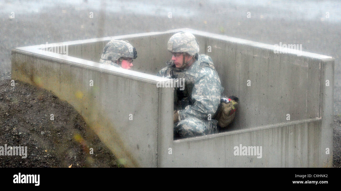 Soldaten der 545. Militärpolizeikompanie üben Handgranaten auf der Kraft Handgranaten-Range in der Joint Base Elmendorf-Richardson. Sie warten in einem Bunker, bevor sie im Rahmen ihrer Ausbildung lebende Granaten werfen. Stockfoto