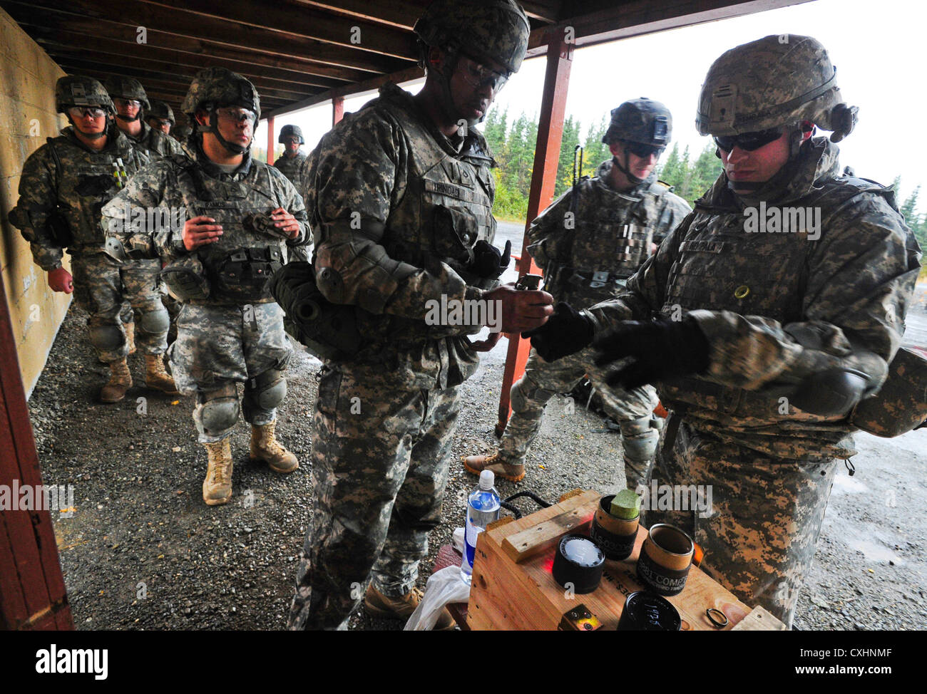 Staff-Sgt. James Rempala und der private 1. Klasse Anthony Trinidad, beide von der 545. Militärpolizeikompanie, führen Live-Granatübungen auf der Kraft Hand Granate Range in der Joint Base Elmendorf-Richardson, Alaska durch. Stockfoto