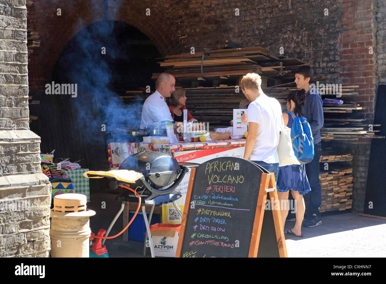 Das trendige Maltby Street Samstag Morgen Handwerker Essen Markt unter der Eisenbahn Bögen der Bermondsey, SE London, England, UK Stockfoto