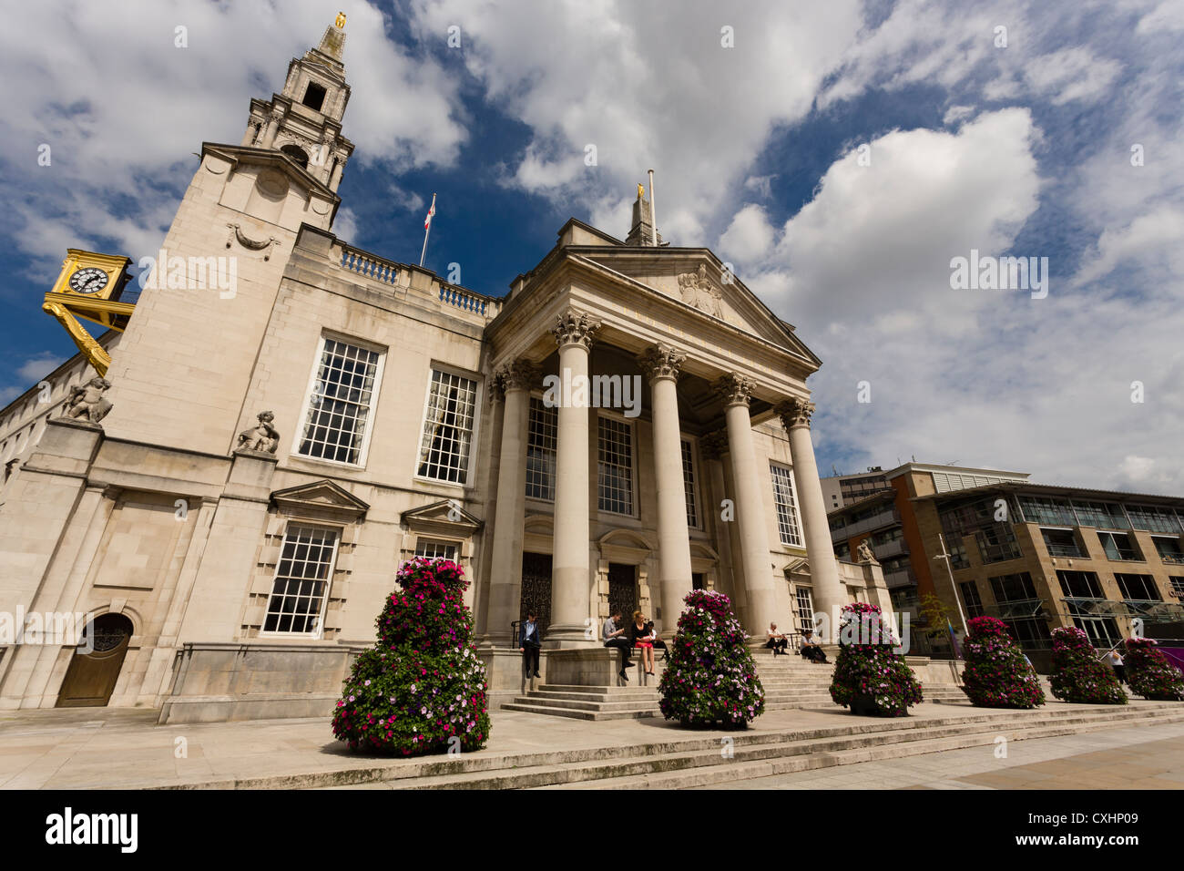 Leeds Civic Hall, Millenium Square Leeds. 1933 eröffnete vergoldet die äußeren Merkmale zwei Eulen, ein Symbol von Leeds. Stockfoto