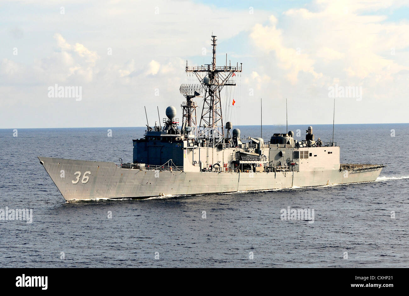 Straße von Florida (Sept. 23, 2012) Die Oliver Hazard Perry-Klasse geführte-missile Frigate USS Underwood (FFG 36) ist unterwegs während einer Praxis Auffüllung auf See Übung für UNITAS Atlantic 2012. UNITAS ist eine jährliche multi-nationale Bewegung, die Seestreitkräfte aus 13 Partnerstaaten Interoperabilität und Zusammenarbeit untereinander zu fördern und wird von der US-Flotte. Stockfoto