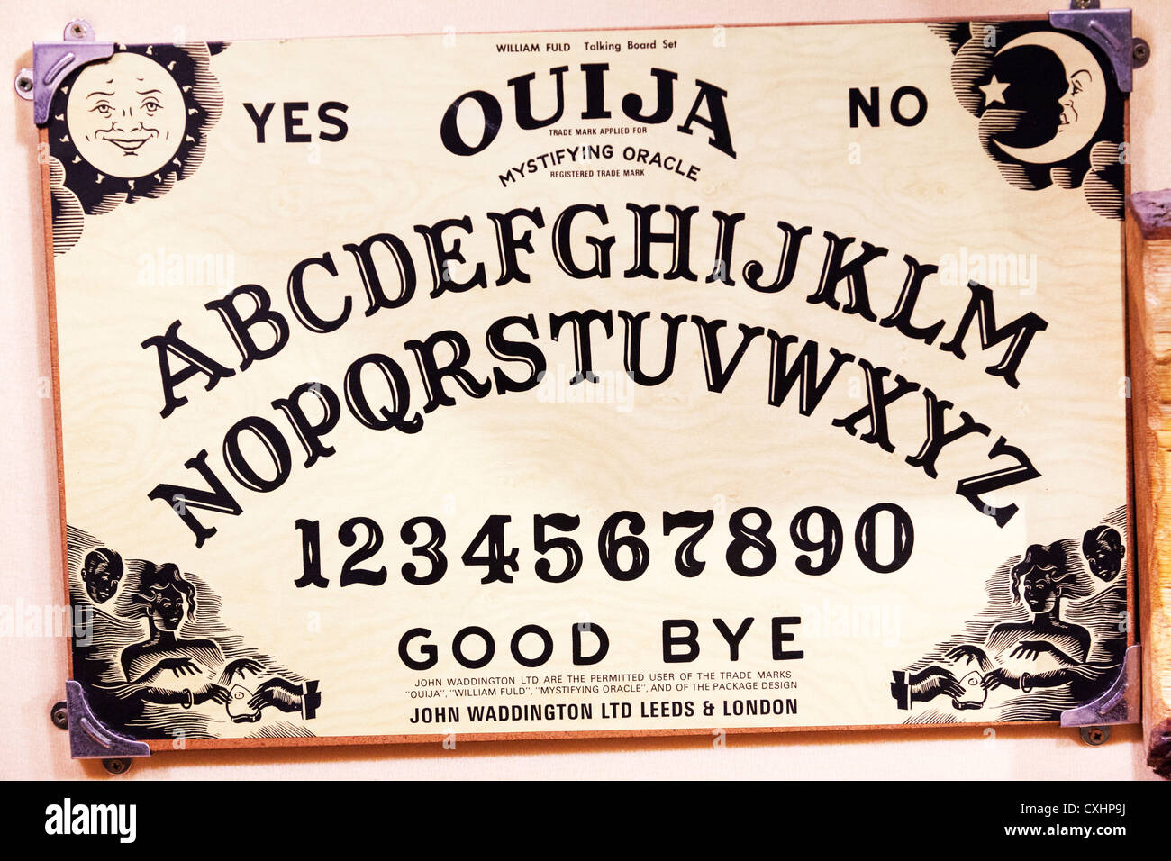 Hexerei Ouija-Brett für Beschwörung böse Geister durch den Einsatz von  Alphabet und Zahlen typische beschwören Geist Untoter Voodoo-UN-Toten  Stockfotografie - Alamy