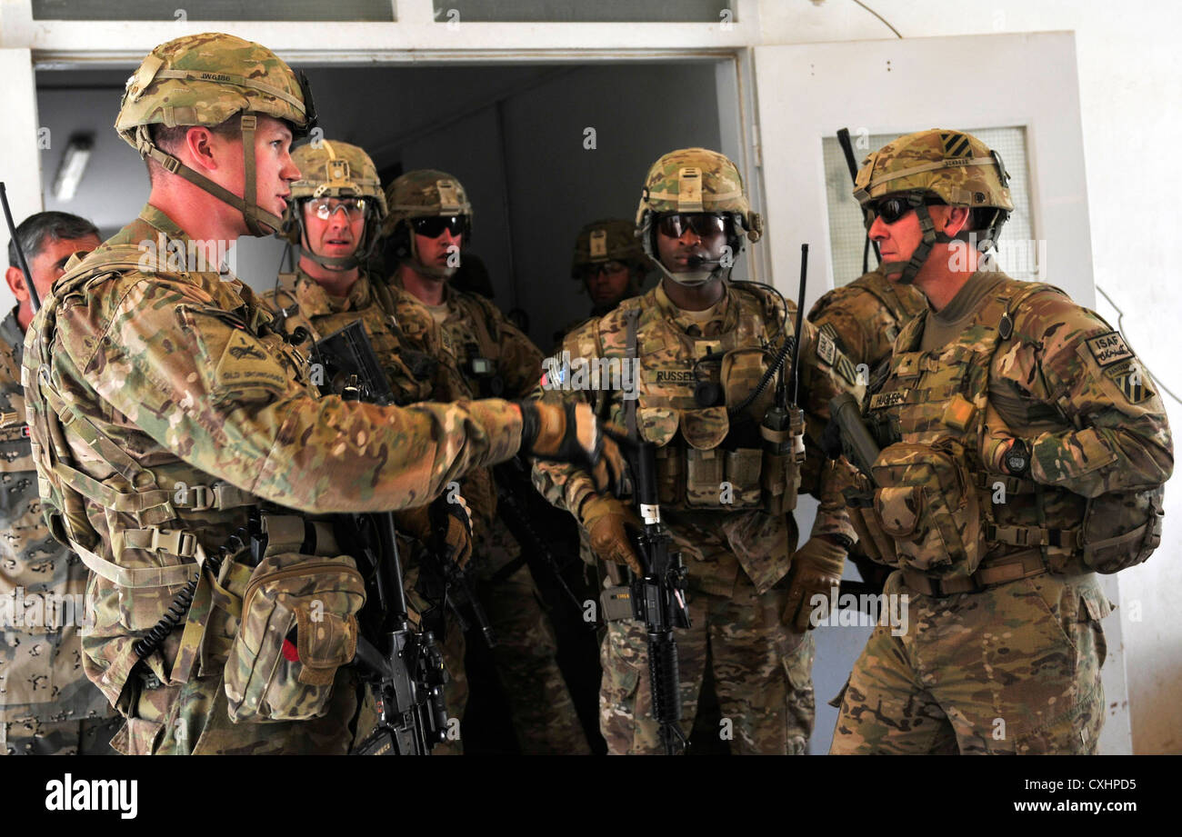 Von links, Kapitän Joe Walker, Befehlshaber der Sicherheitskräfte Hilfe Team 10, Gespräche mit Brig. Gen. Chris Hughes, stellvertretender kommandierender General der Manöver für die 3 Infantry Division und regionalen Command-South, während der General battlefield Verkehr tour in der Nähe der internationalen Grenze in Spin Boldak, Afghanistan, Sept. 24, 2012. Walker's home Einheit ist 4.Infanterie Division 1st Battalion, 14th Infantry Regiment. Er ist aus Smyrna, Tenn. Stockfoto