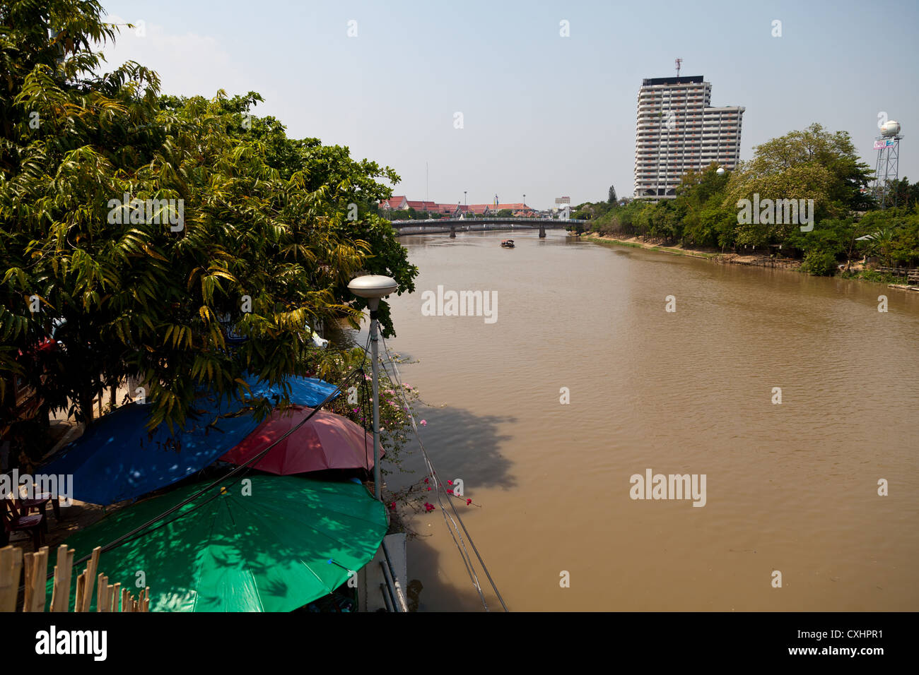 Blick über den Fluss Maenam Ping in Chiang Mai in Thailand Stockfoto