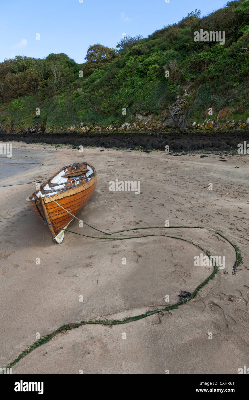 Solva Hafen Pembrokeshire Süd-Wales, UK. Kleines Ruderboot saß in den Sand. Stockfoto