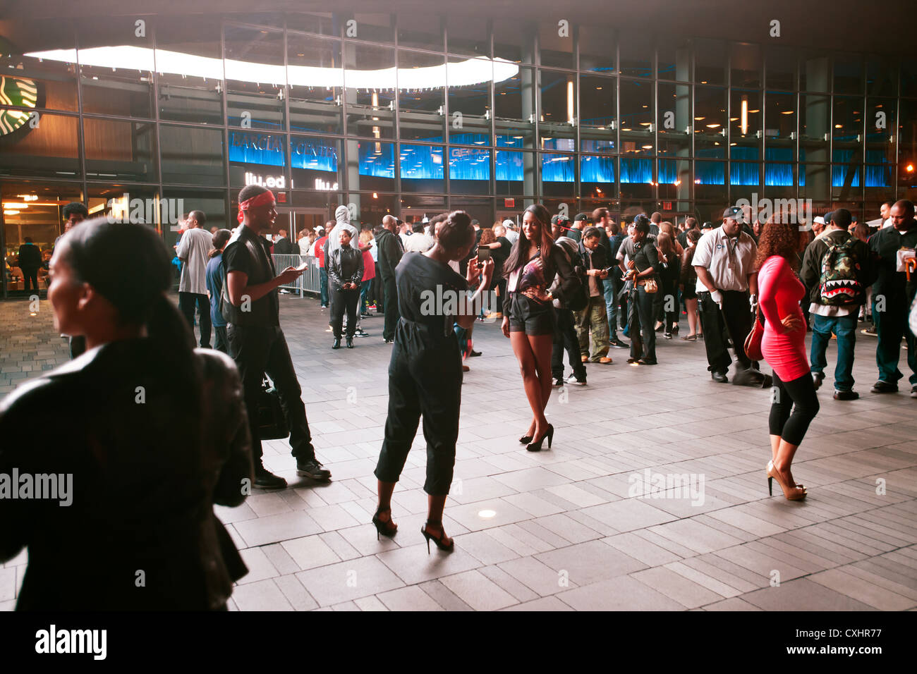 Massen ankommen am Eröffnungsabend für das Barclays Center in Brooklyn in New York Stockfoto