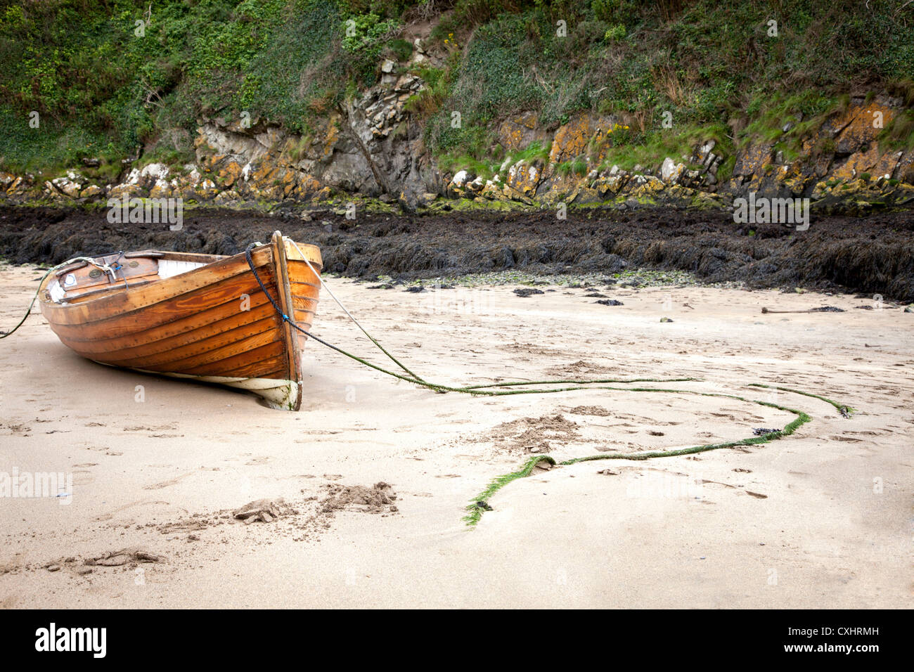 Solva Hafen Pembrokeshire Süd-Wales, UK. Kleines Ruderboot saß in den Sand. Stockfoto