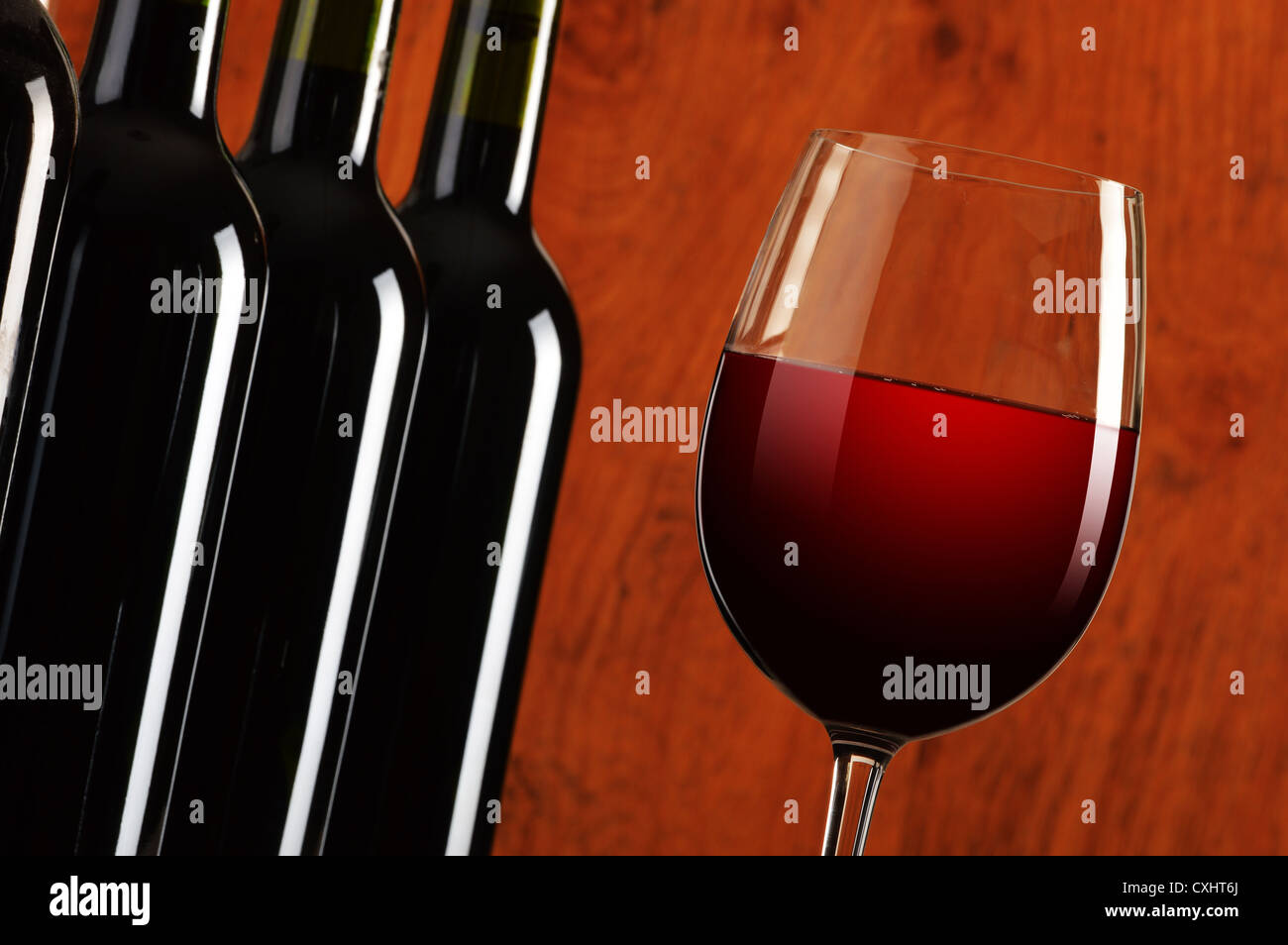Komposition mit Weinglas und Flaschen Rotwein Stockfoto