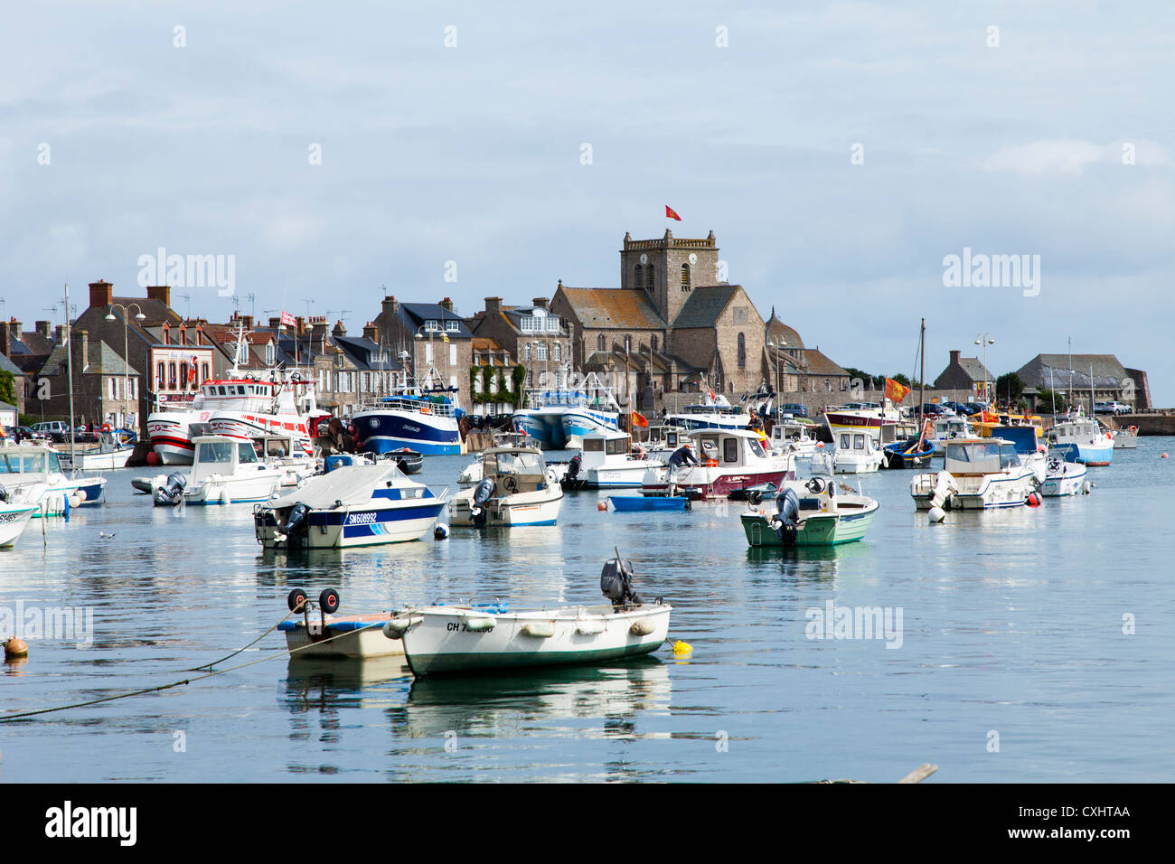 Barfleur Hafen und Stadt über das Meer, Normandie, Frankreich Stockfoto