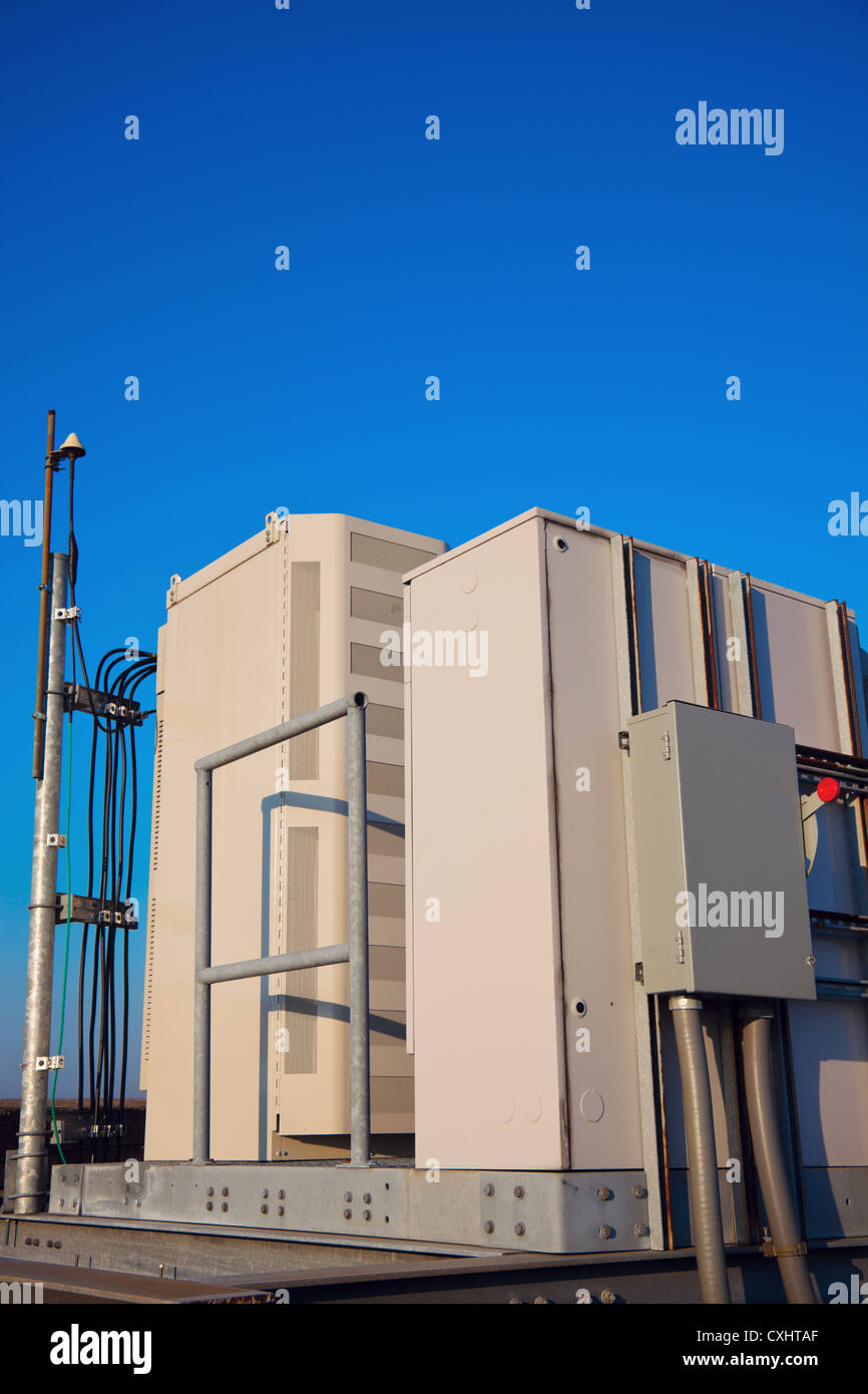 Radio Schrank auf dem Cell Tower Website Stockfoto