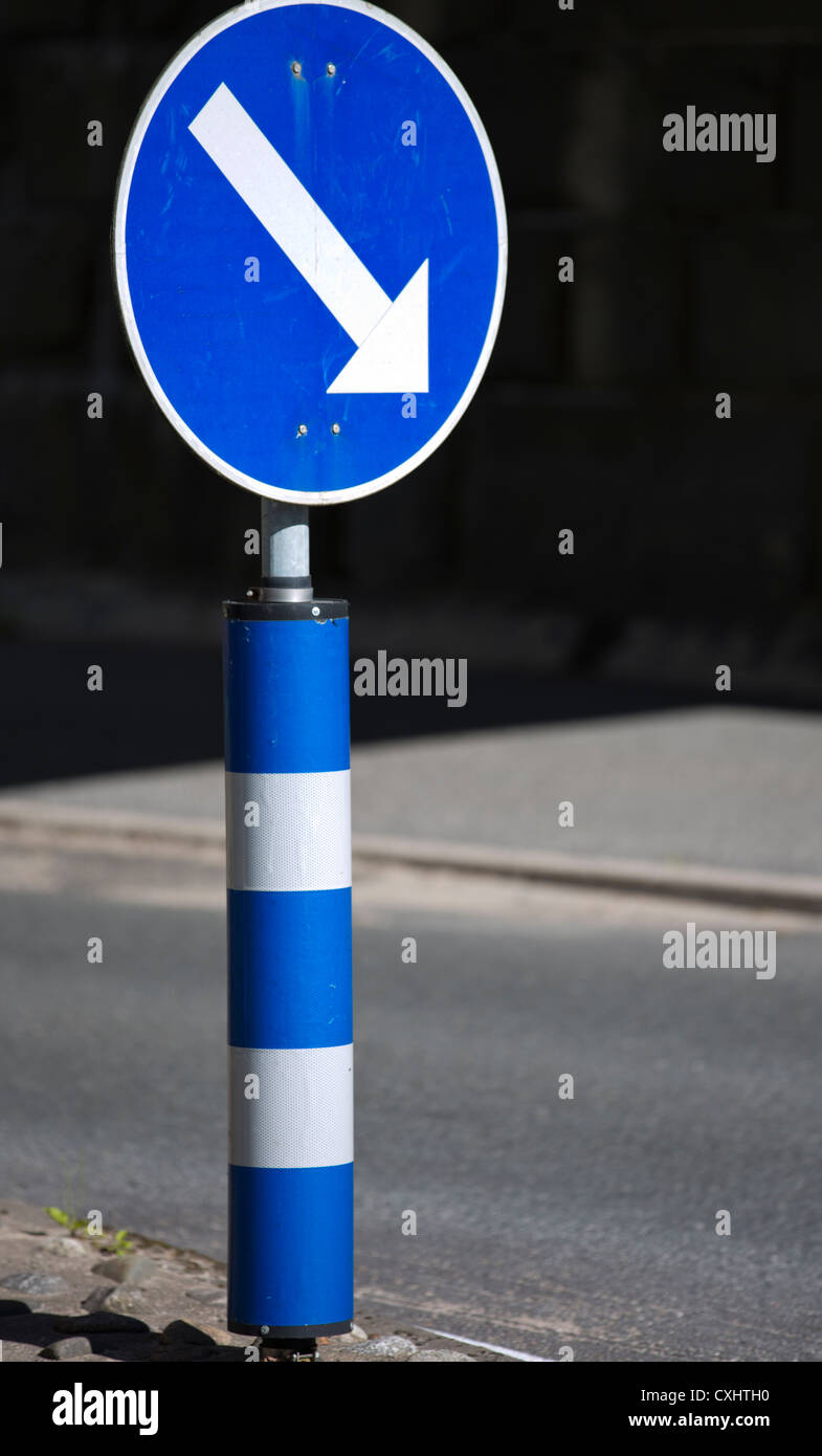 Isoliertes finnisches Verkehrsteiler-Schild, Finnland Stockfoto