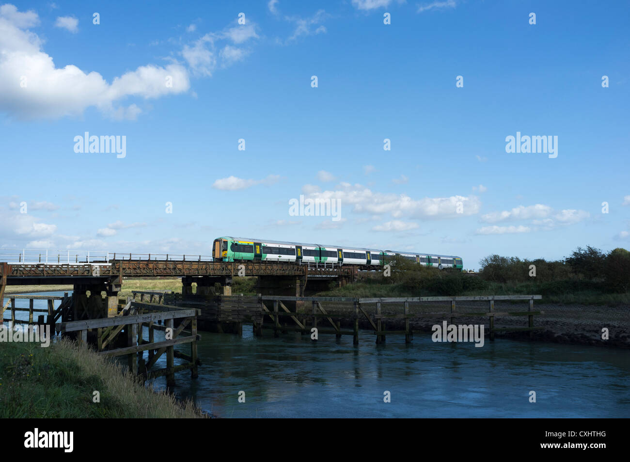 Ein südliche Eisenbahn Zug überquert eine Brücke über den Fluss Arun Stockfoto