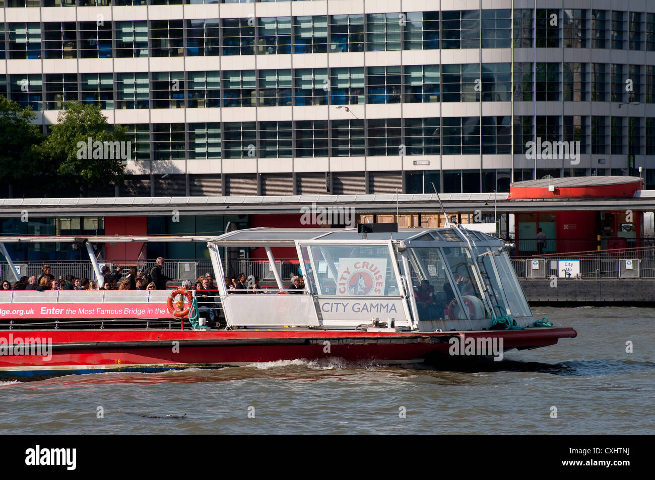 Touristenboot auf der Themse in London, England. Stockfoto