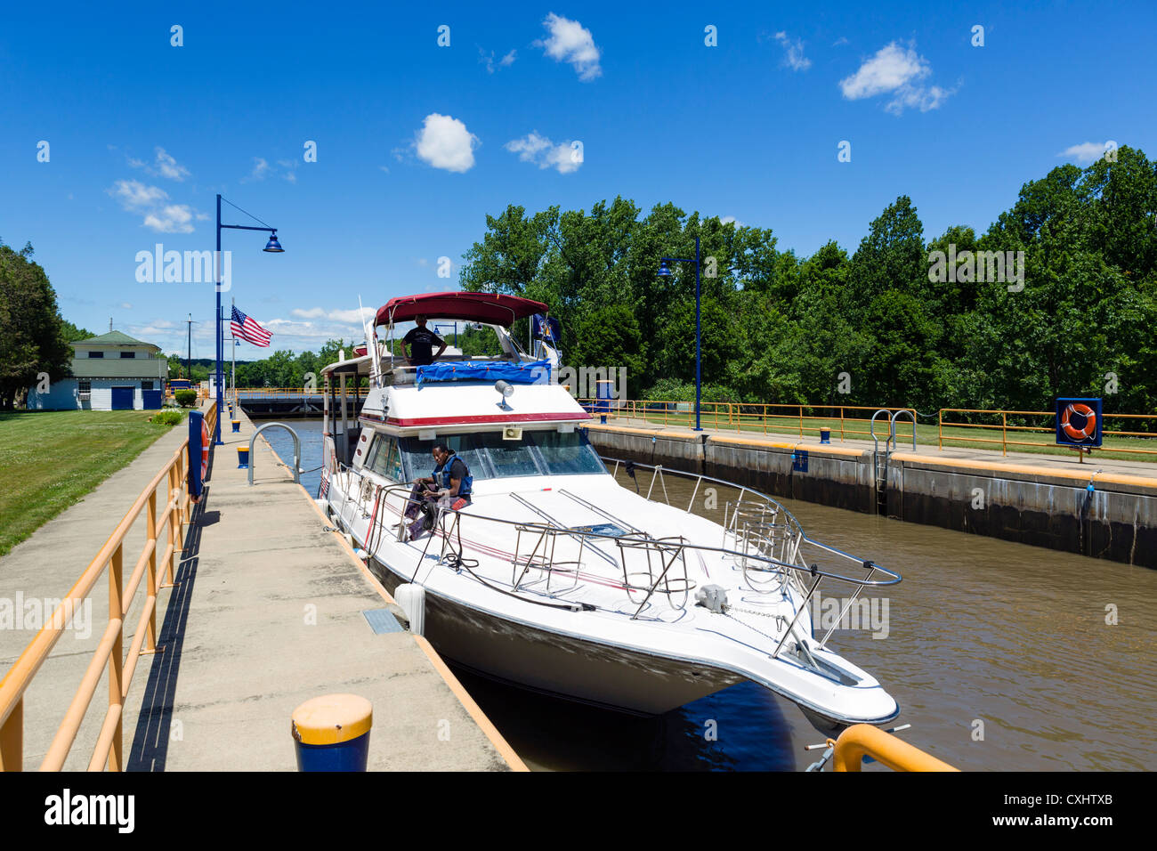 Boot in der Schleuse Nr. 3 auf den Erie-Kanal in Waterford, in der Nähe von Albany, New York State, USA Stockfoto