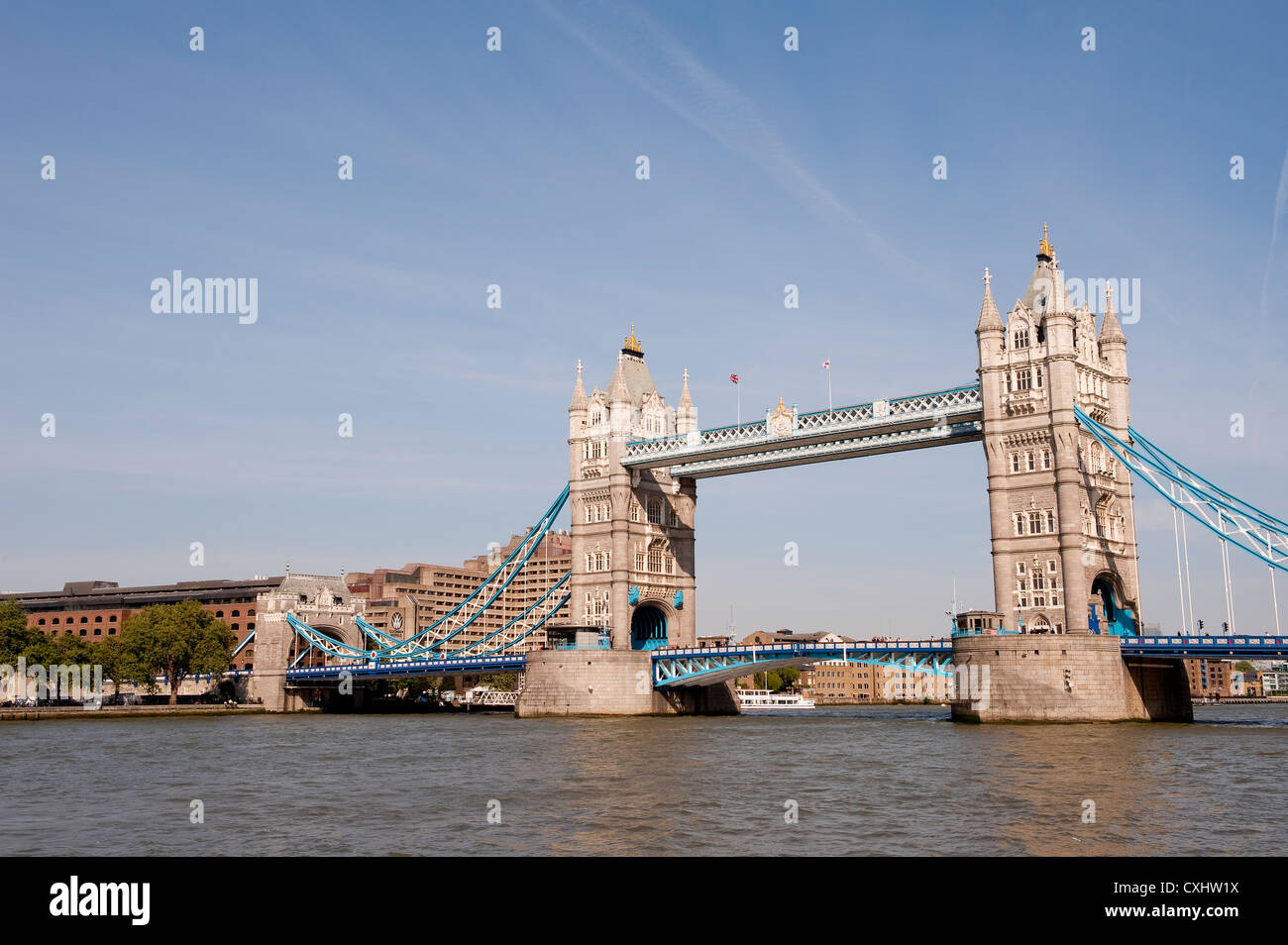Tower Bridge (erbaut 1886 – 1894) ist eine kombinierte Bascule und Suspension Bridge in London, über den Fluss Themse, England. Stockfoto