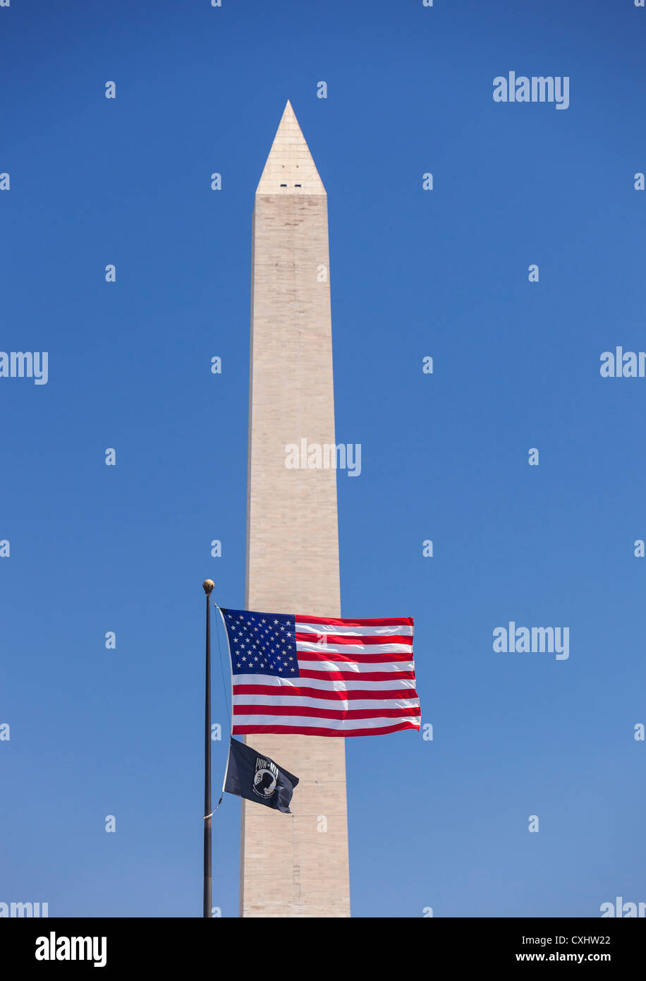 WASHINGTON, DC, USA - Washington Monument mit US-Flagge und POW MIA Flagge. Stockfoto