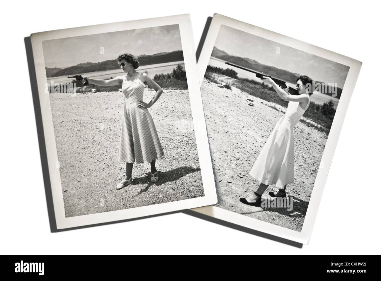 Zwei echte, Vintage Fotos von jungen Frauen posieren, mit dem Ziel Waffen. Diese sind aus den 1940er Jahren, sie haben eine zeitlose Qualität. Stockfoto