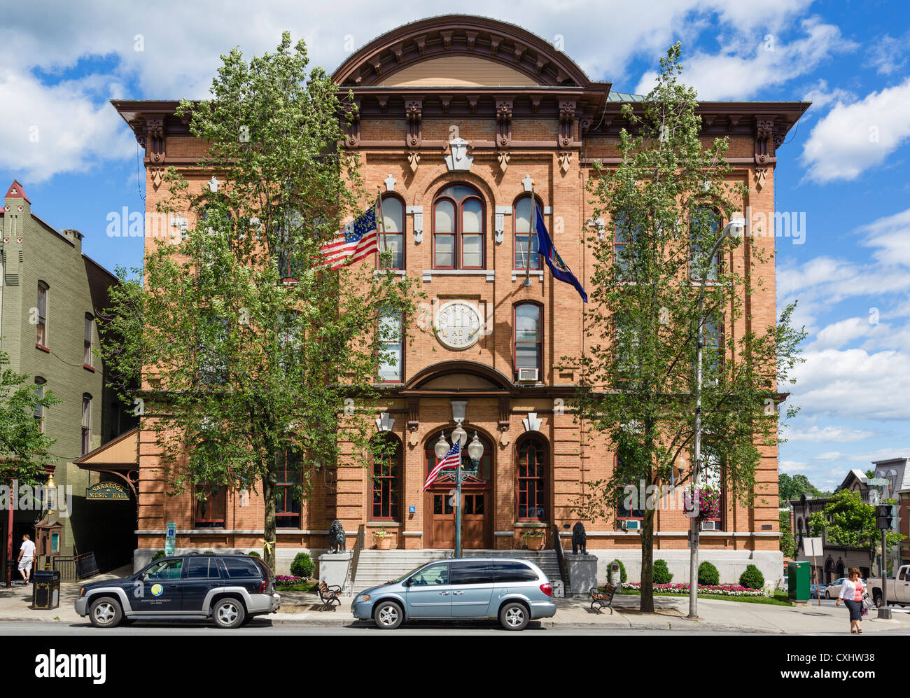 Das Rathaus am Broadway in der Innenstadt von Saratoga Springs, New York State, USA Stockfoto