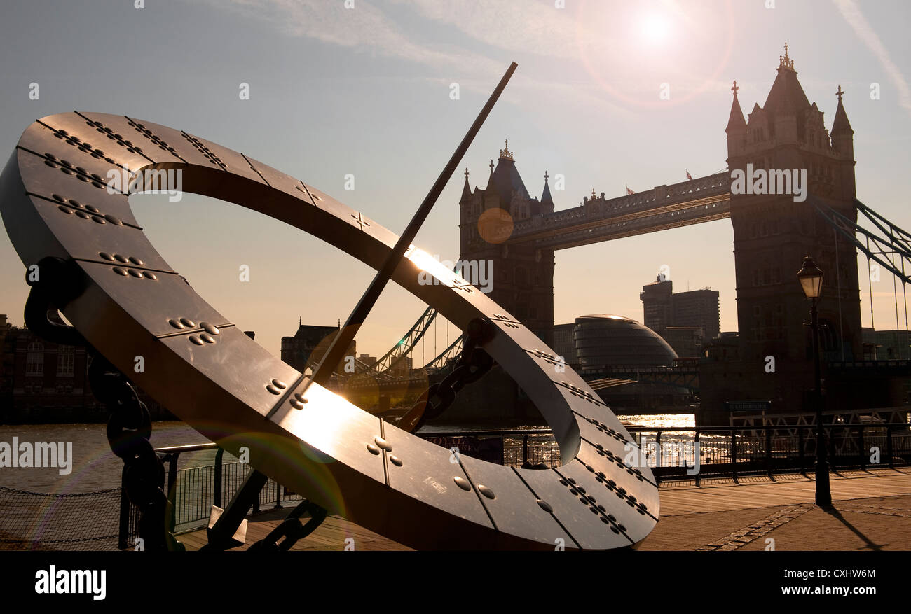 Skulptur am Ufer der Themse in London Tower Bridge und das Rathaus im Hintergrund. Stockfoto